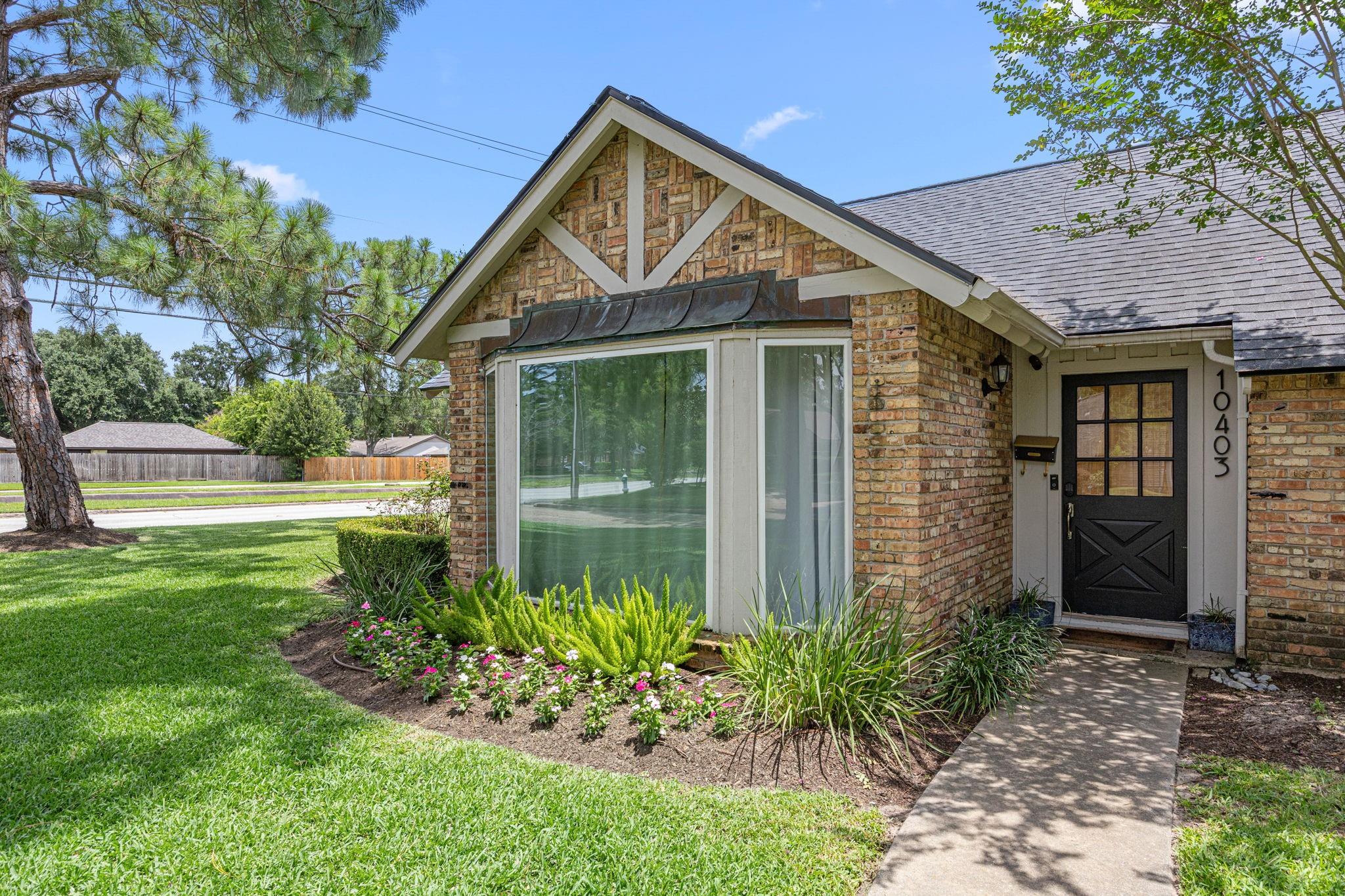 10403 Londonderry Dr, Houston, TX 77043 photo