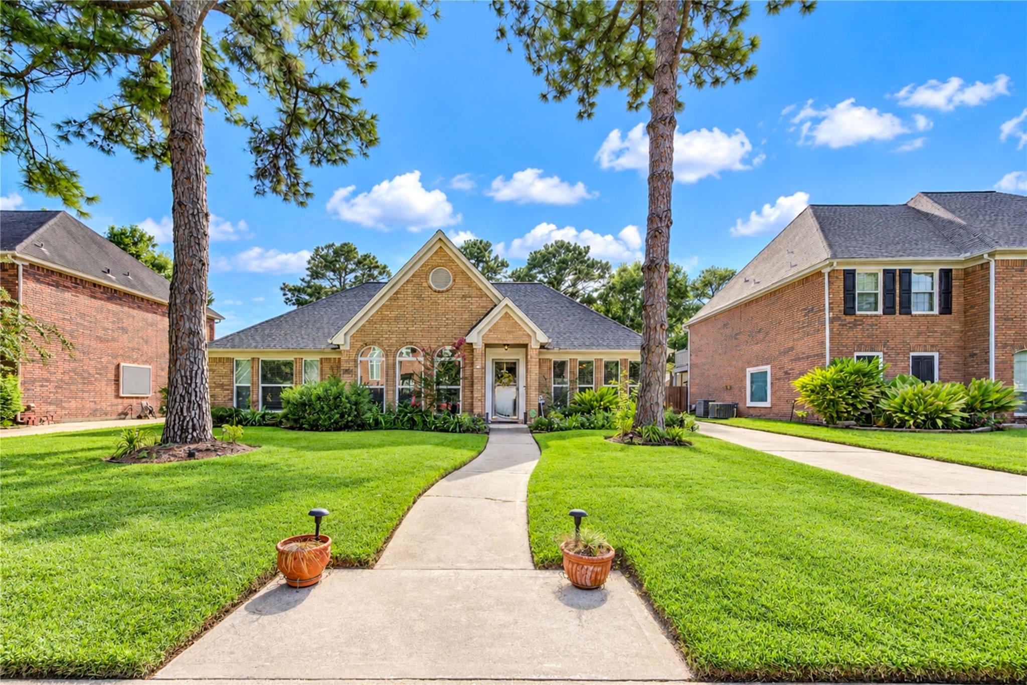 7303 Starbridge Dr, Houston, TX 77095