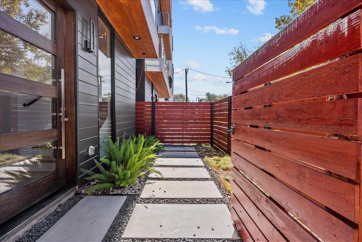 516 Reinerman St, Houston, TX 77007 photo