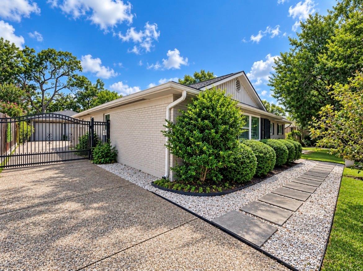 10303 Greenwillow St, Houston, TX 77035 photo