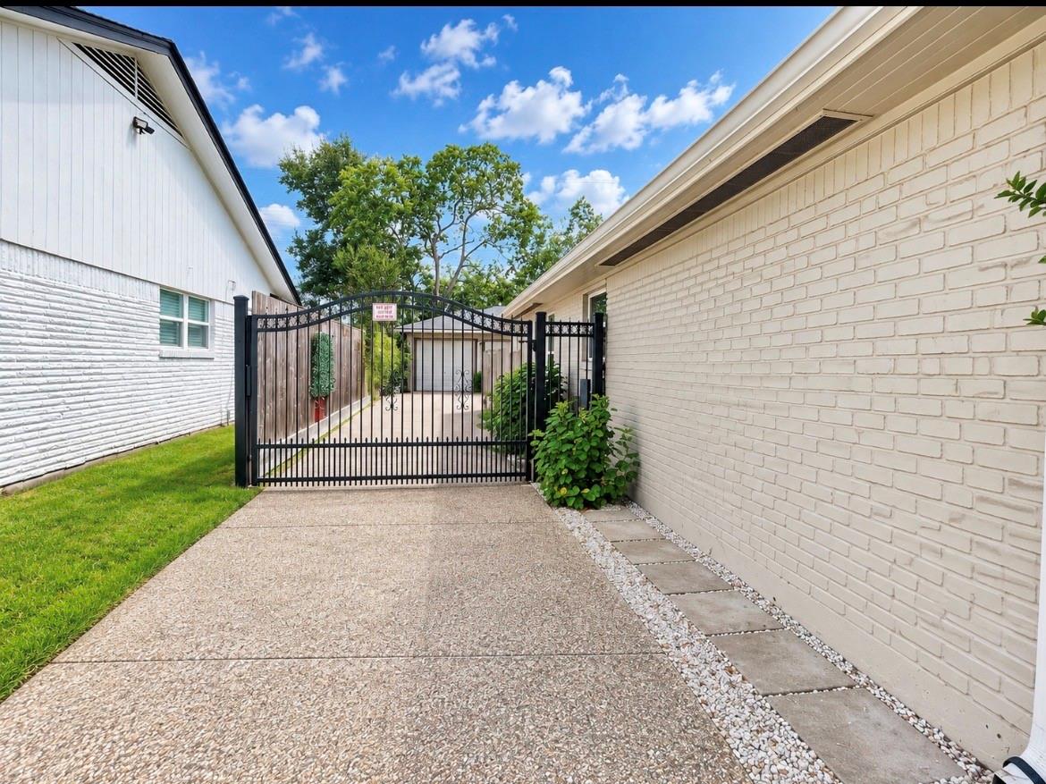 10303 Greenwillow St, Houston, TX 77035 photo