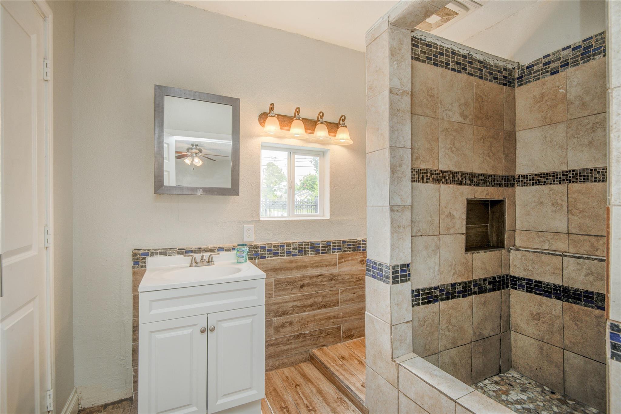 911 Wooding St, Houston, TX 77011 photo