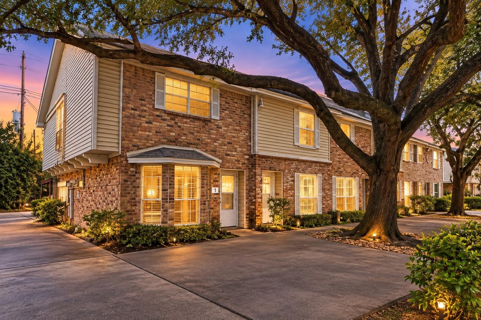 10652 Hazelhurst Dr, Houston, TX 77043