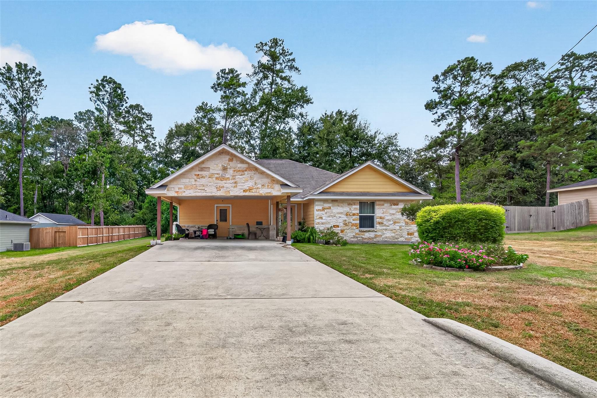10910 Royal Magnolia Dr, Conroe, TX 77303 photo