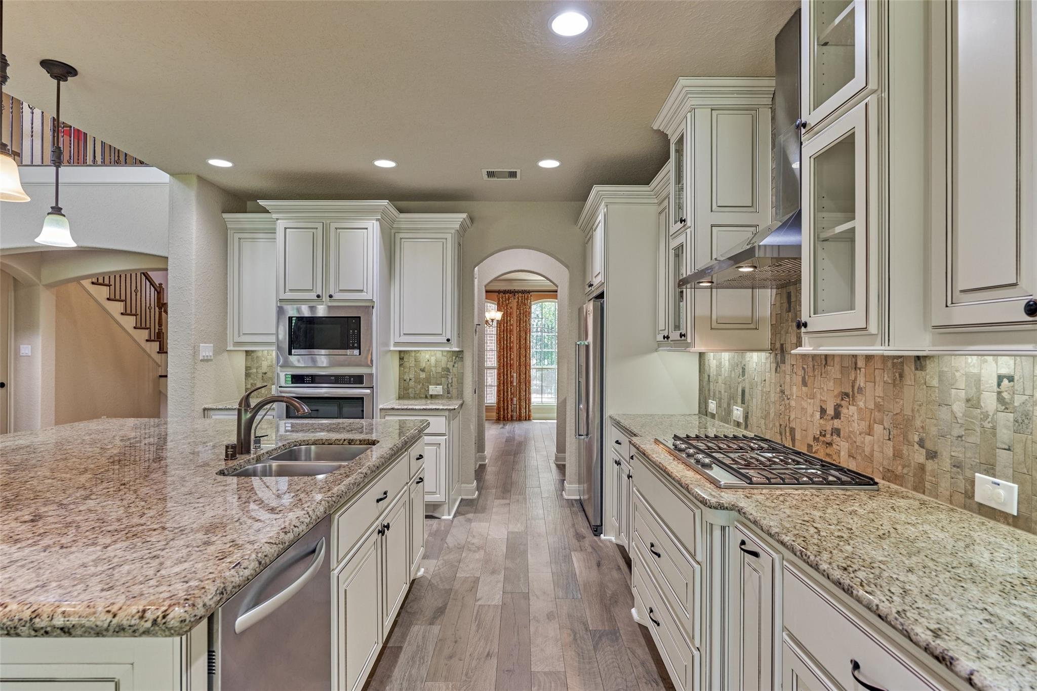 6 Devon Dale Dr, Tomball, TX 77375 photo