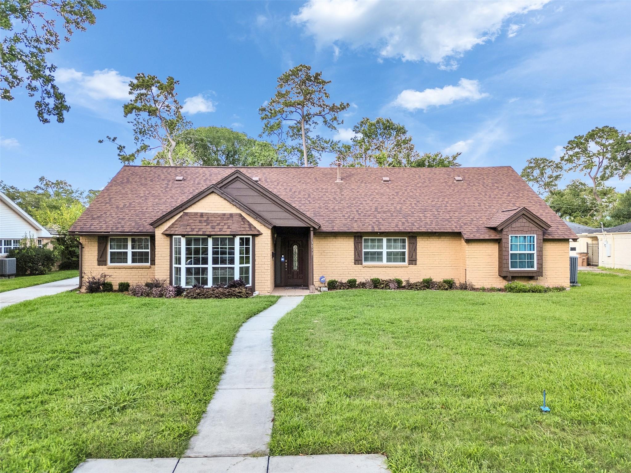 3017 Inwood Dr, Dickinson, TX 77539