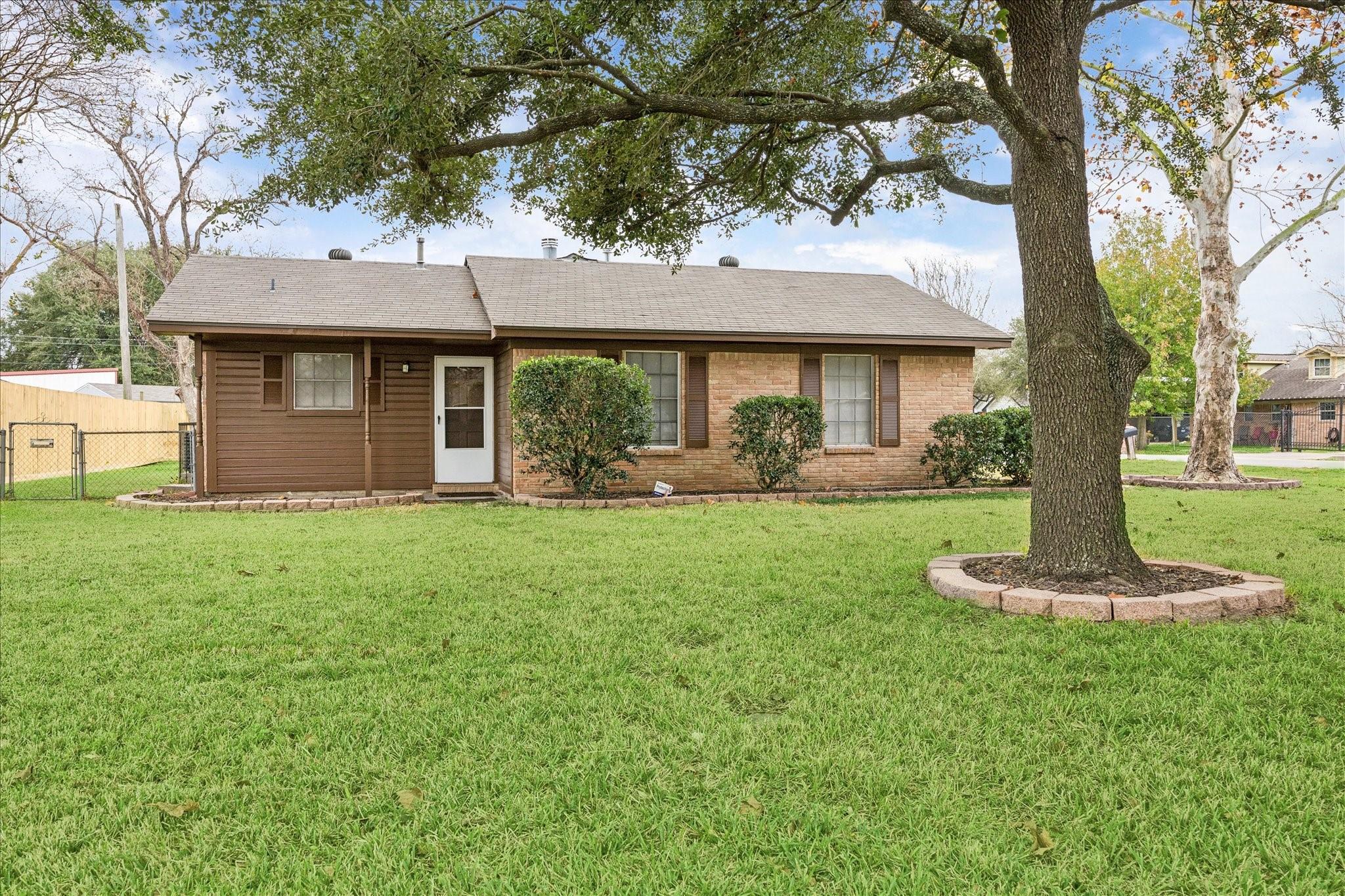431 Hummingbird Ln, Houston, TX 77060