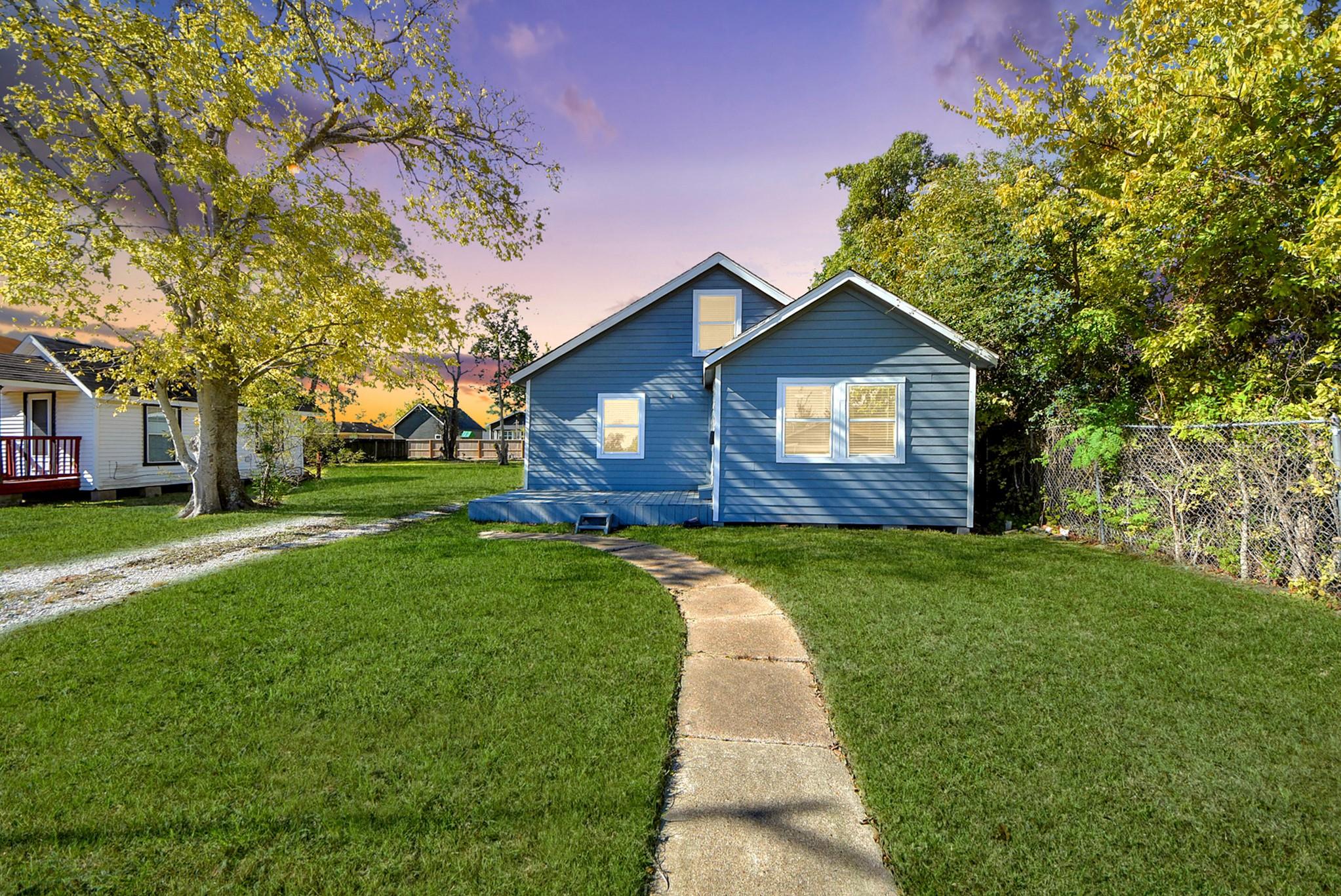 210 6 St, La Porte, TX 77571