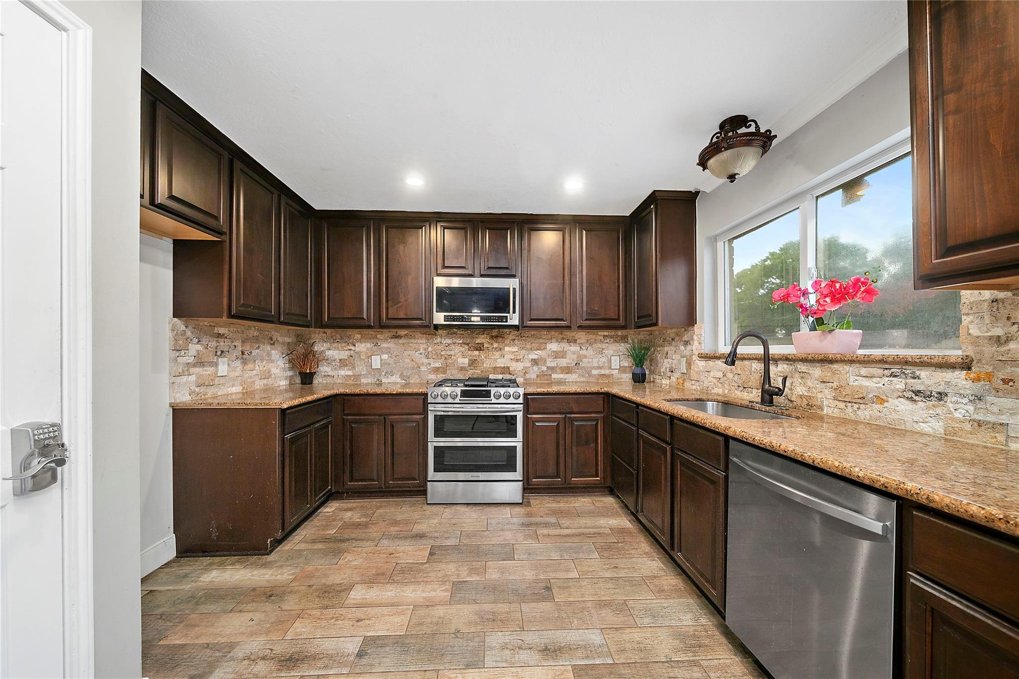 1801 Palo Duro St, Friendswood, TX 77546 photo