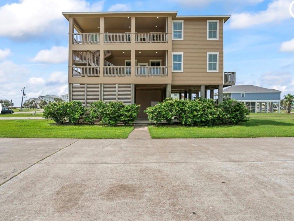 4102 Defender Ln, Galveston, TX 77554