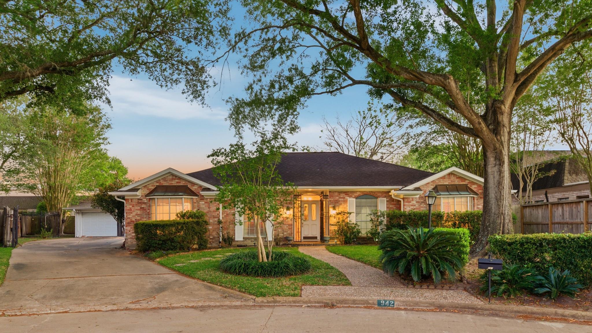 942 Brunswick Cir, Sugar Land, TX 77478