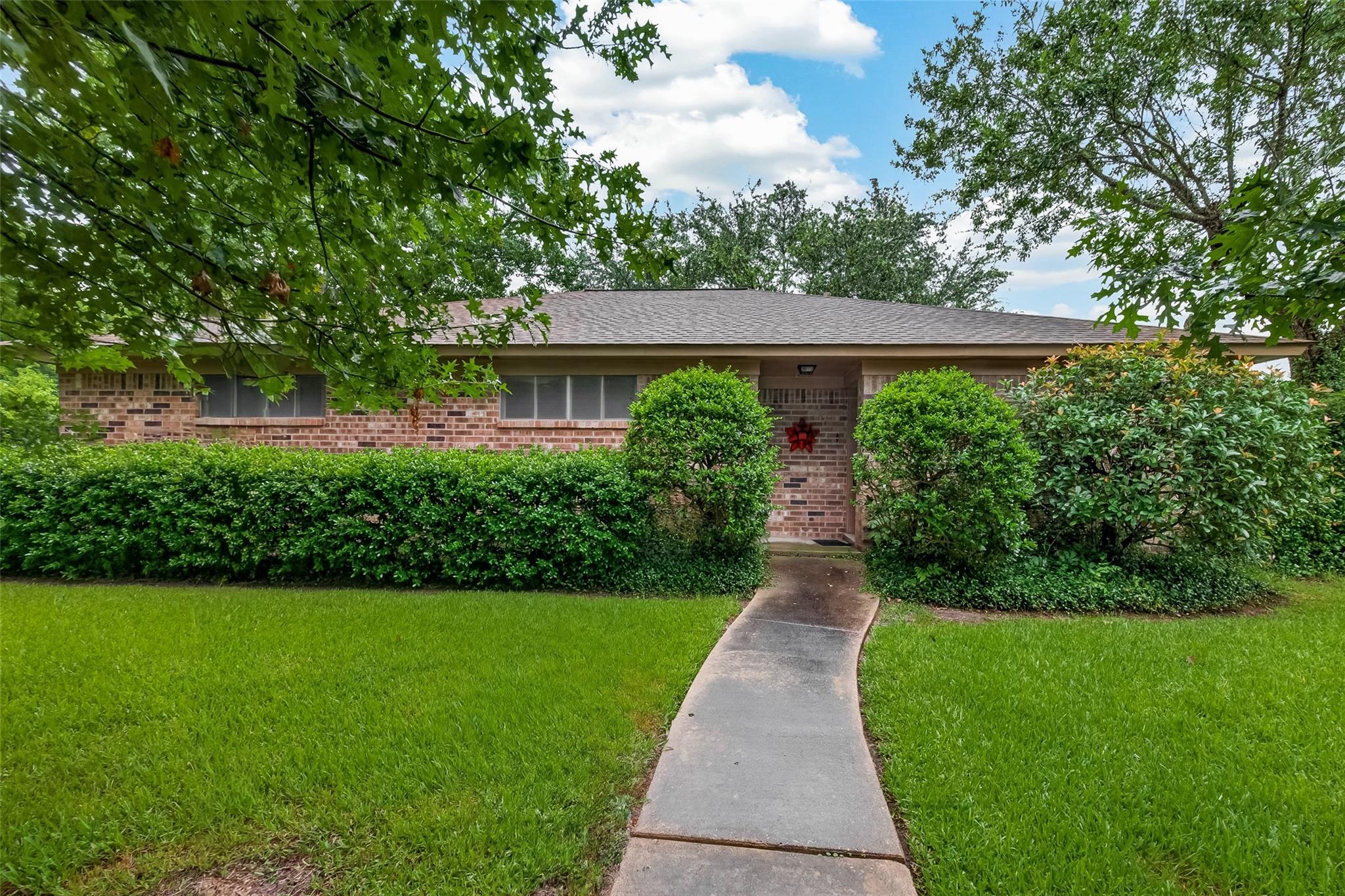 605 Julie Ln, Highlands, TX 77562