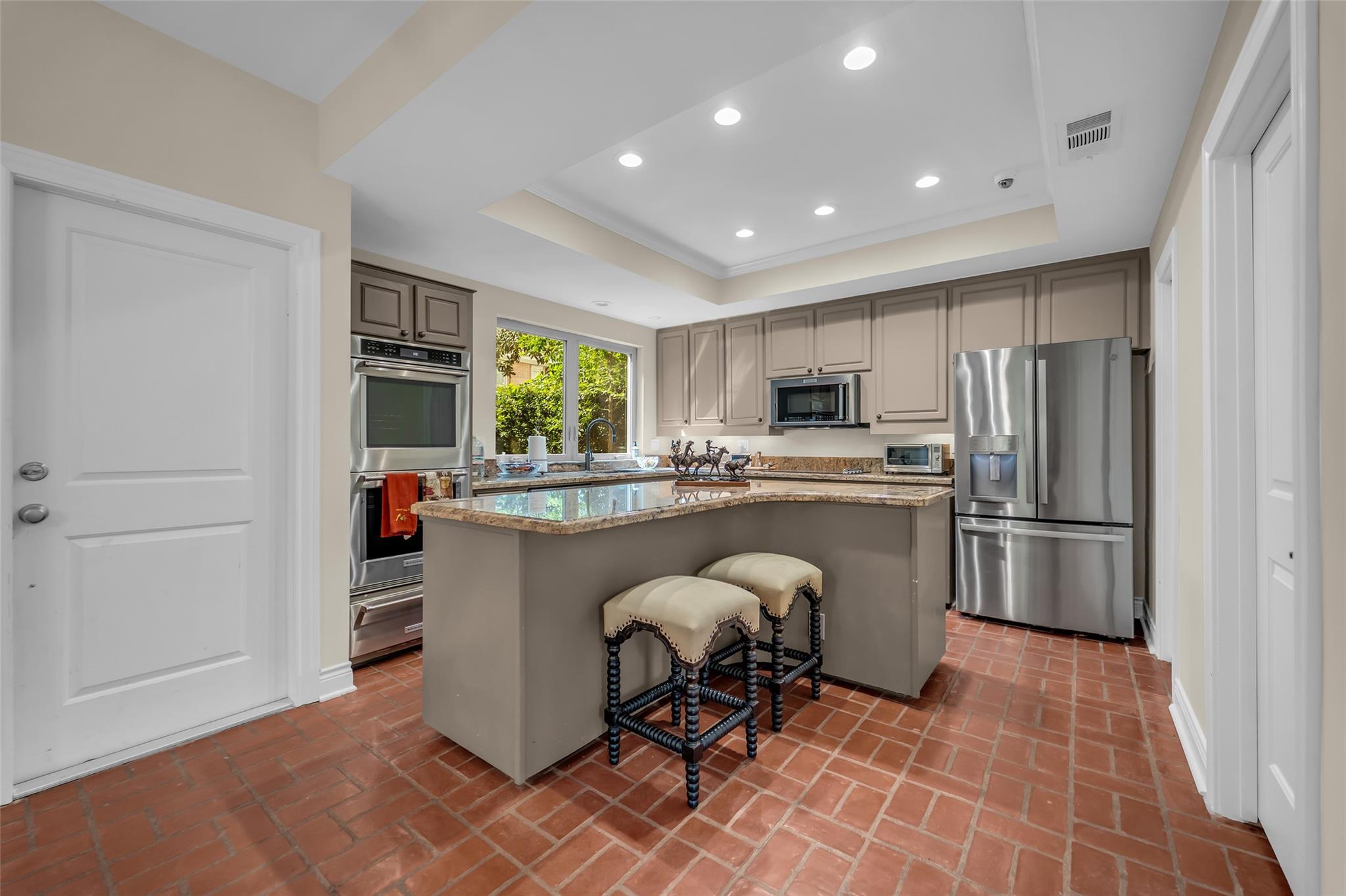 20 Sugarberry Cir, Houston, TX 77024 photo