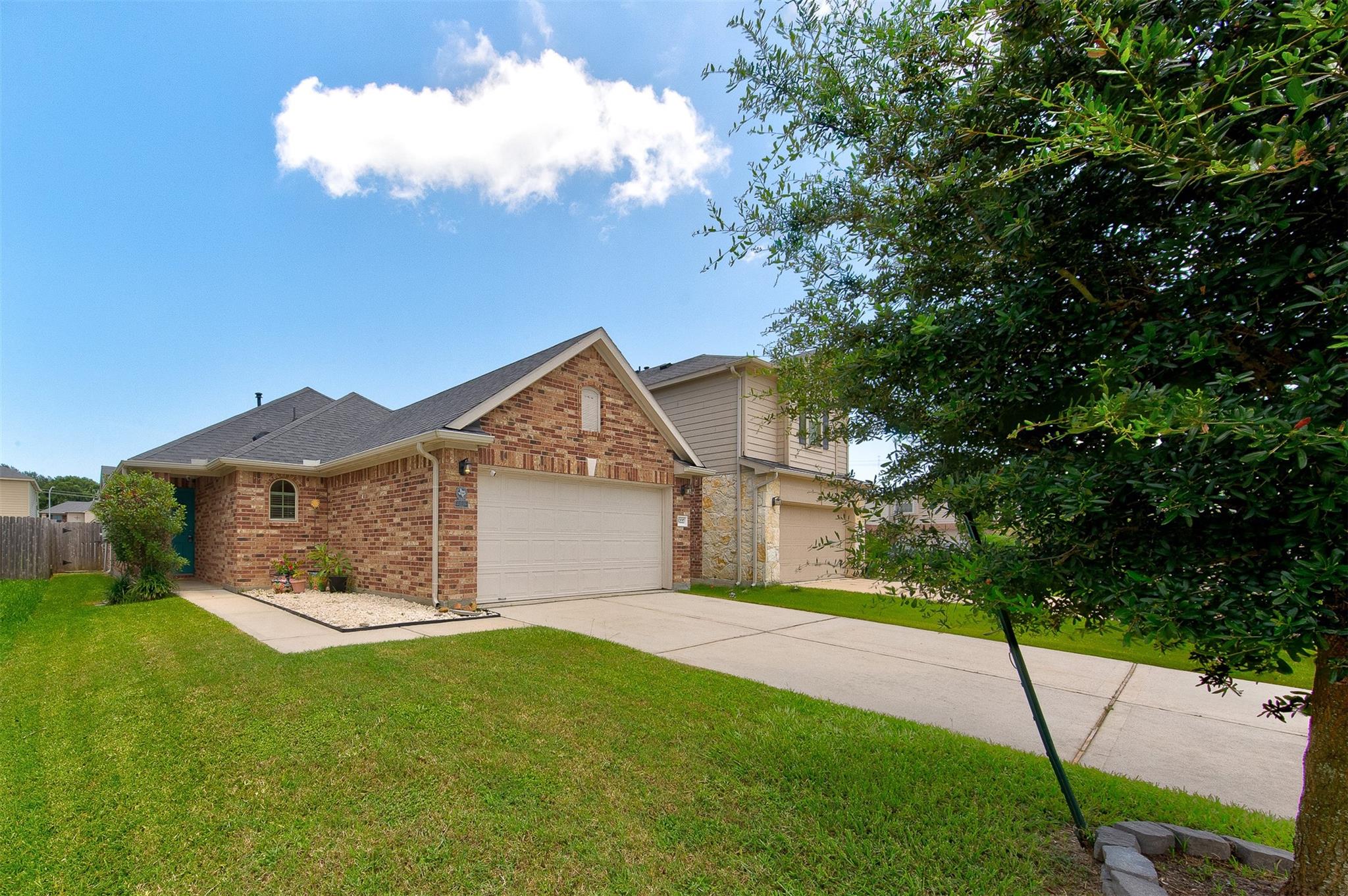 5227 Bay Ln, Bacliff, TX 77518