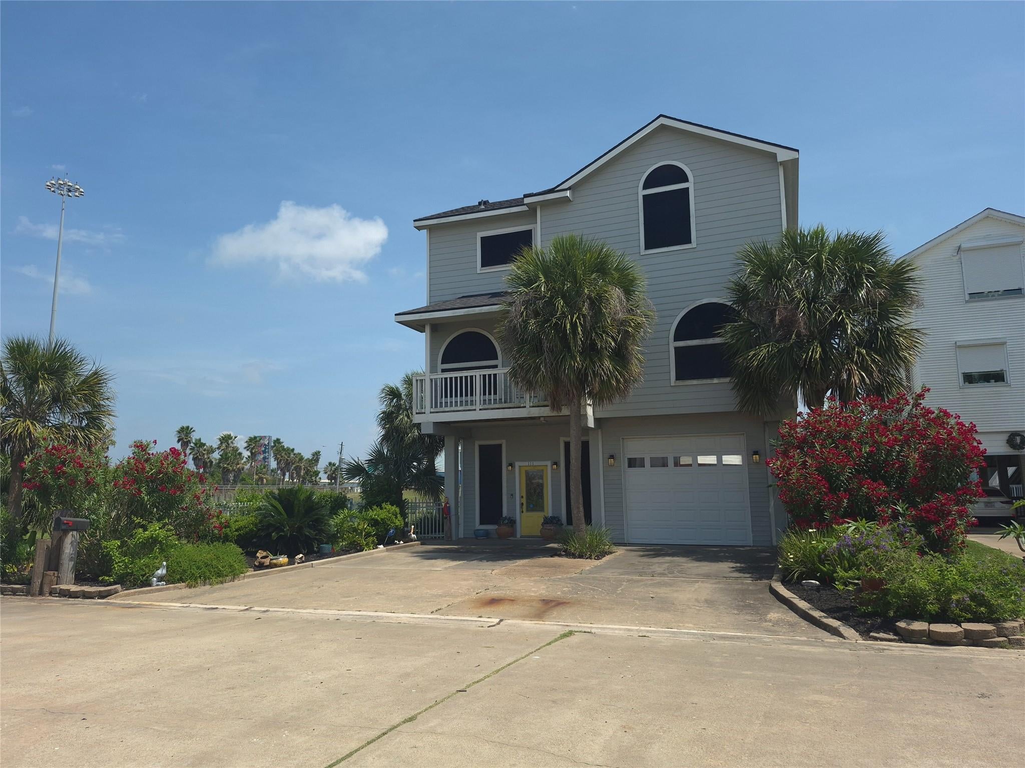 111 Kona Dr, Tiki Island, TX 77554