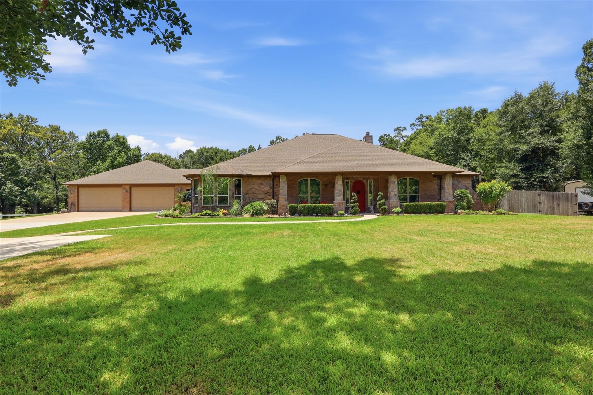 151 Lyndsey Dr, Montgomery, TX 77316 photo