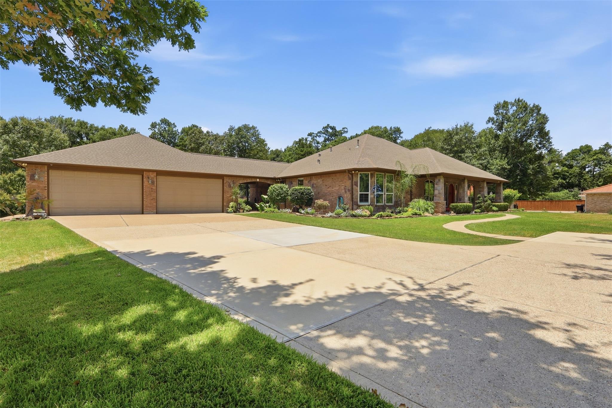 151 Lyndsey Dr, Montgomery, TX 77316 photo