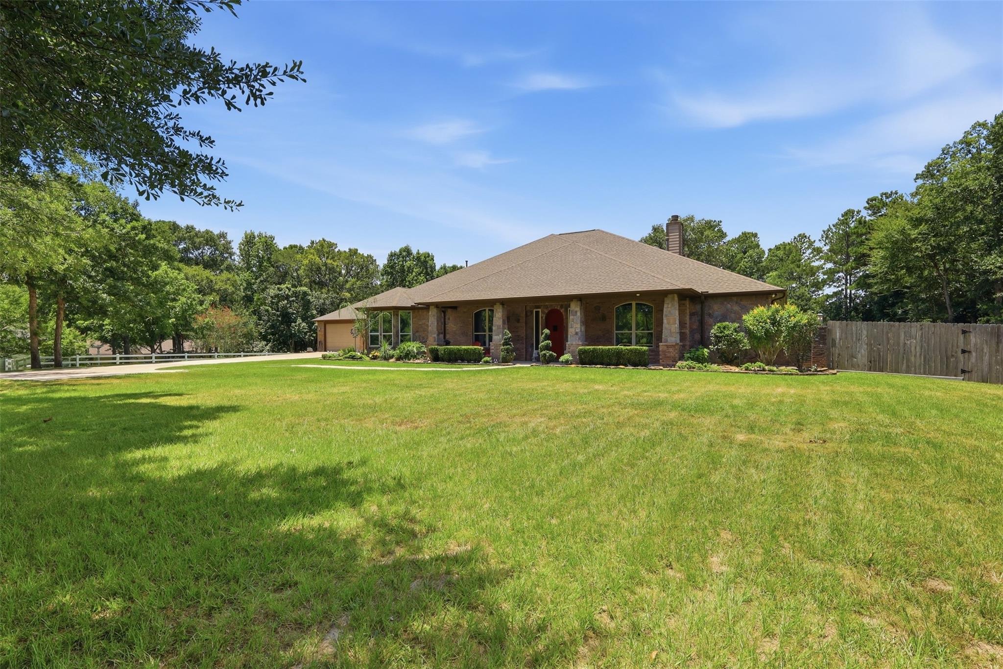 151 Lyndsey Dr, Montgomery, TX 77316 photo