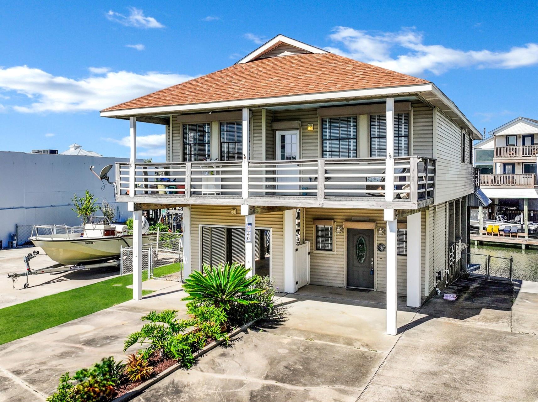 40 Harbor Cir, Tiki Island, TX 77554