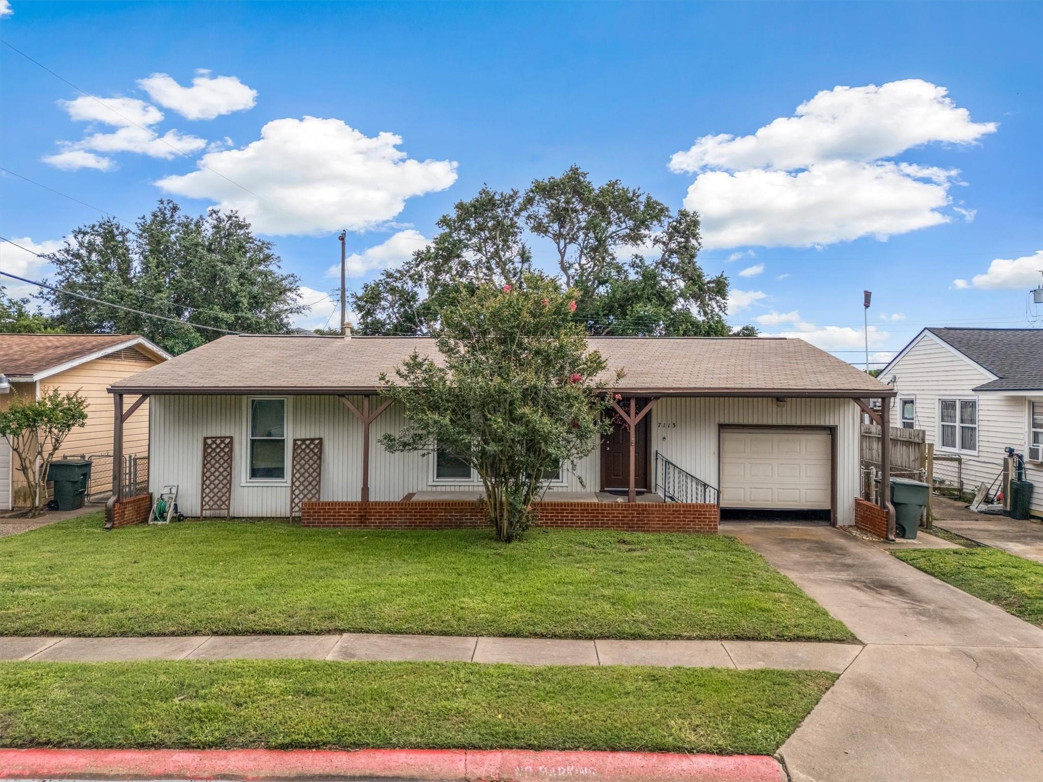 7113 Sycamore Dr, Galveston, TX 77551