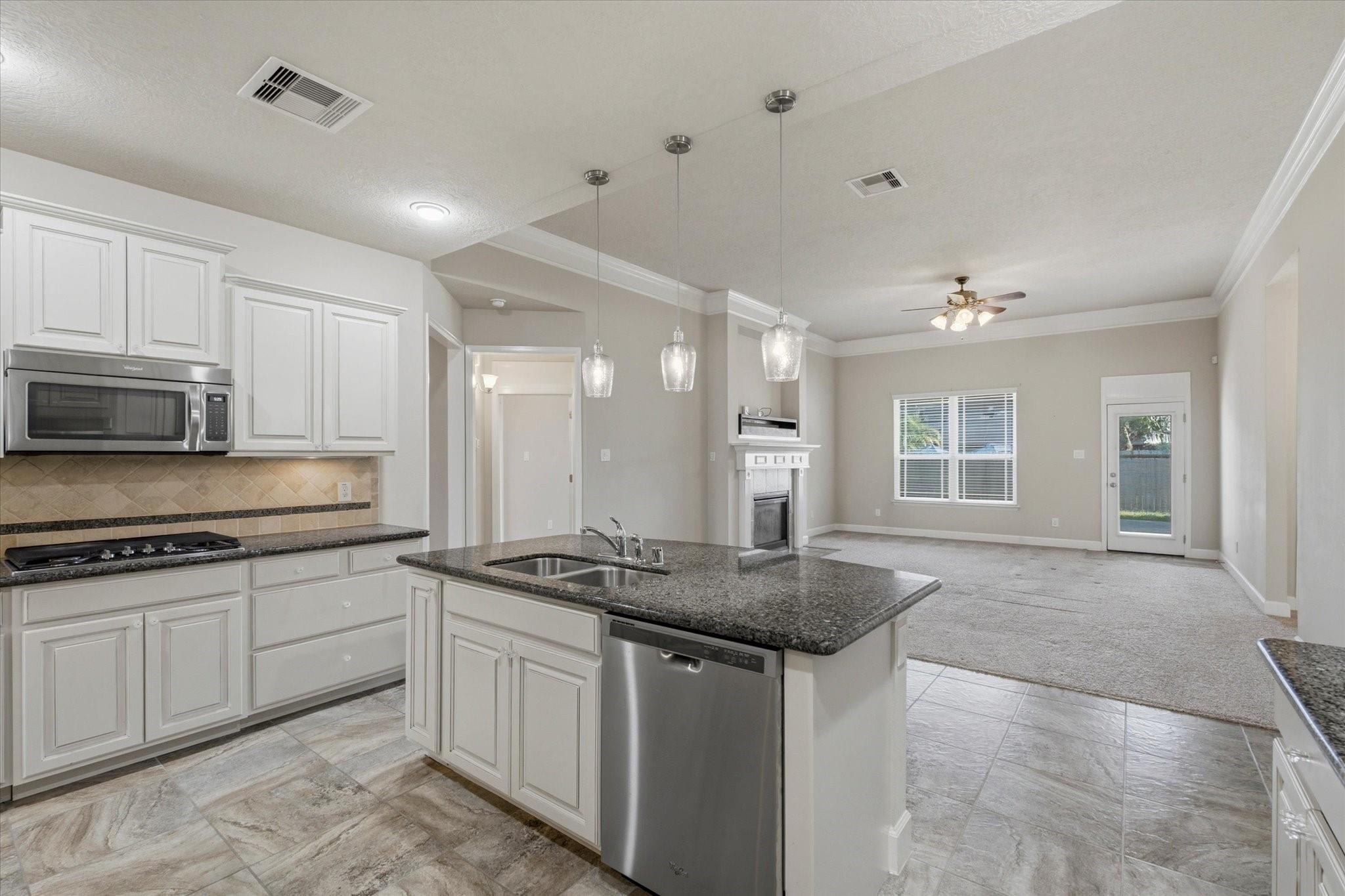 13930 Hawthorne Cir, Mont Belvieu, TX 77523 photo