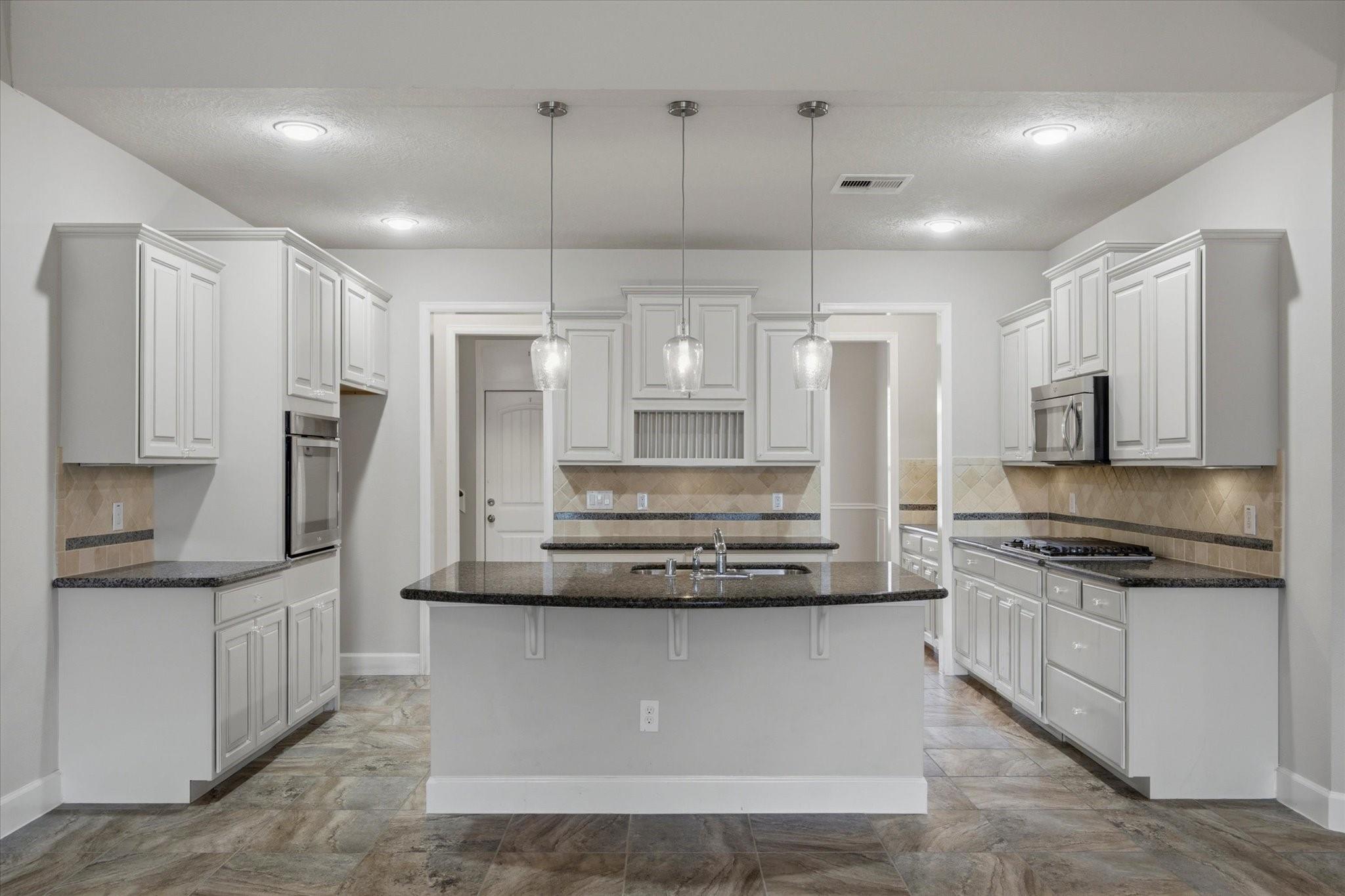 13930 Hawthorne Cir, Mont Belvieu, TX 77523 photo