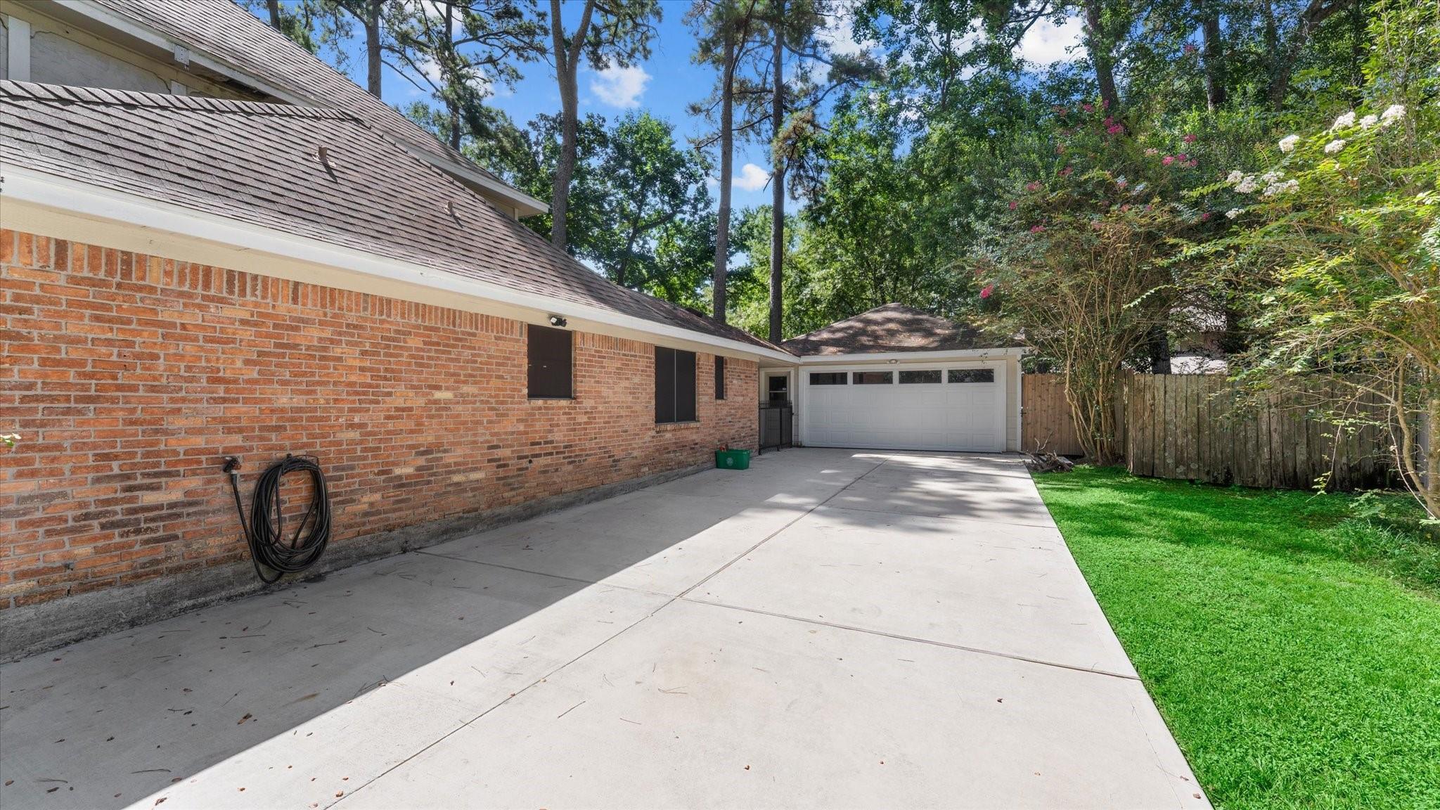 2022 Grove Lake Dr, Houston, TX 77339 photo