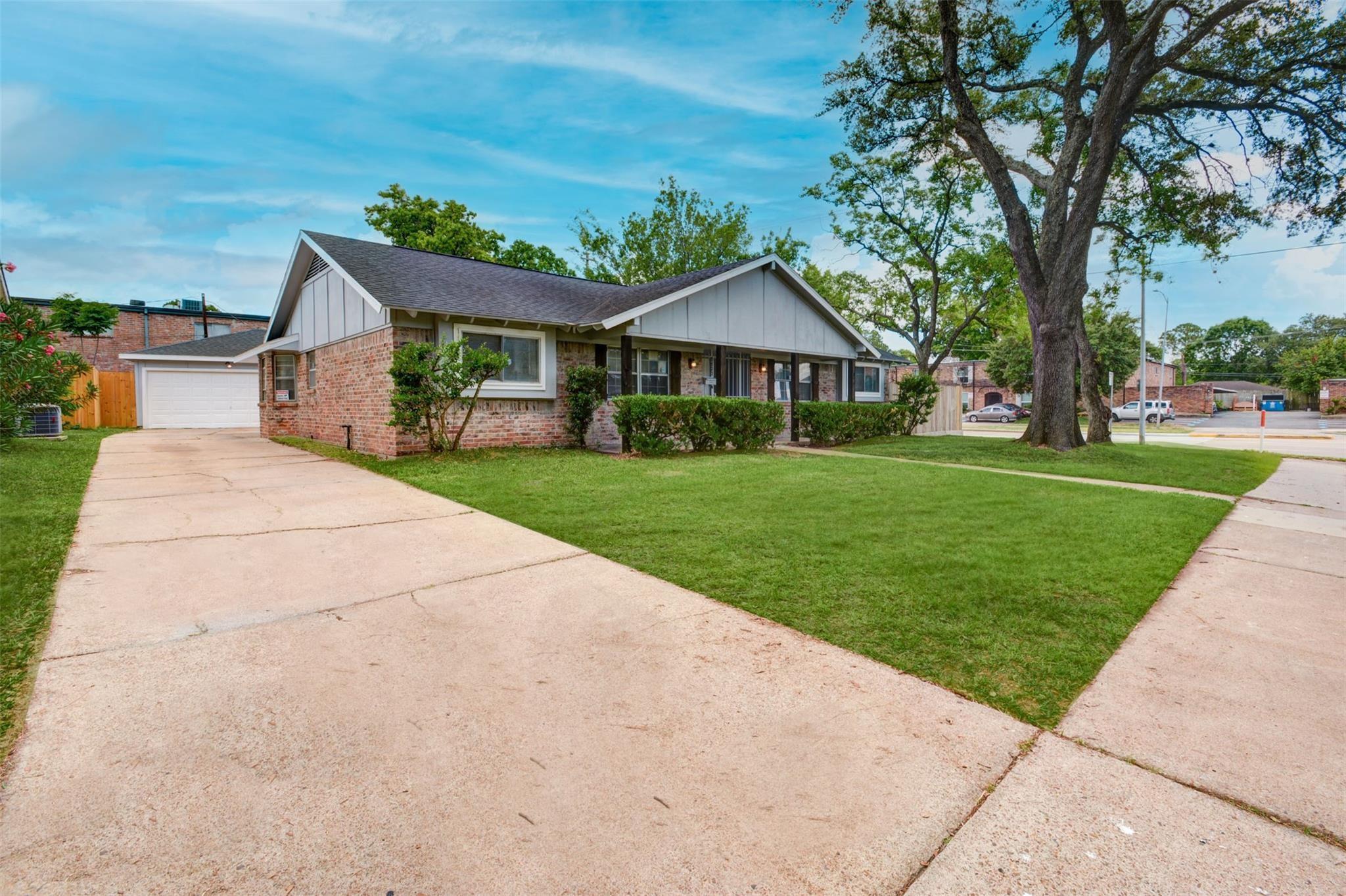 7927 Pella Dr, Houston, TX 77036