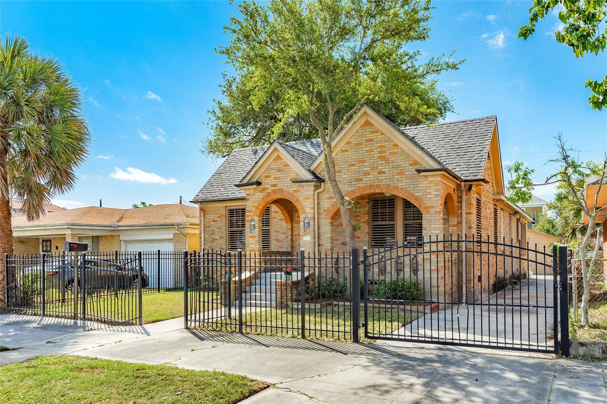 2215 Avenue O 1/2, Galveston, TX 77550 photo
