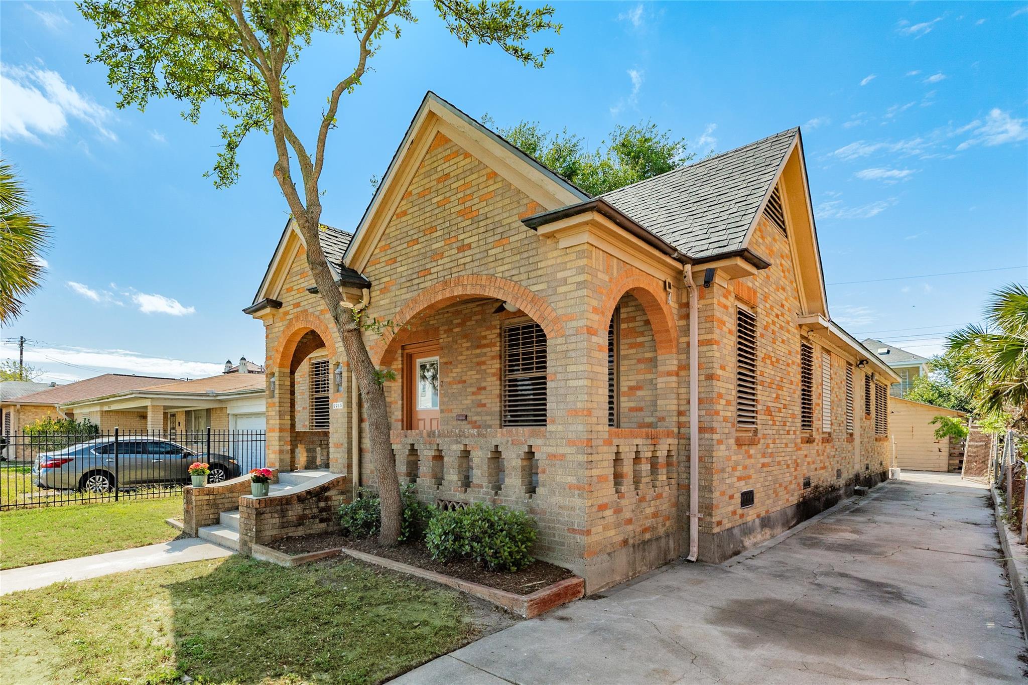 2215 Avenue O 1/2, Galveston, TX 77550 photo