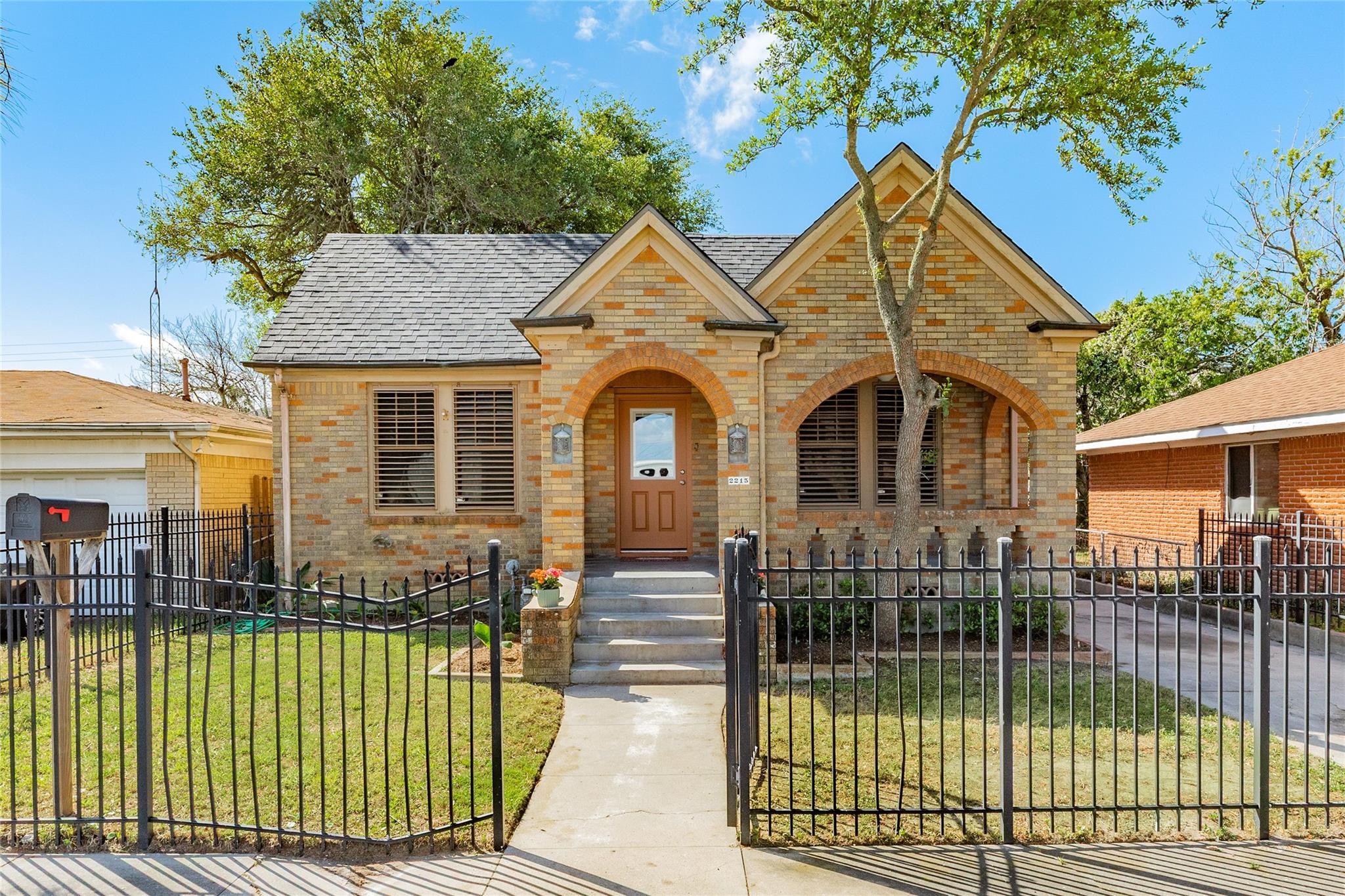 2215 Avenue O 1/2, Galveston, TX 77550 photo
