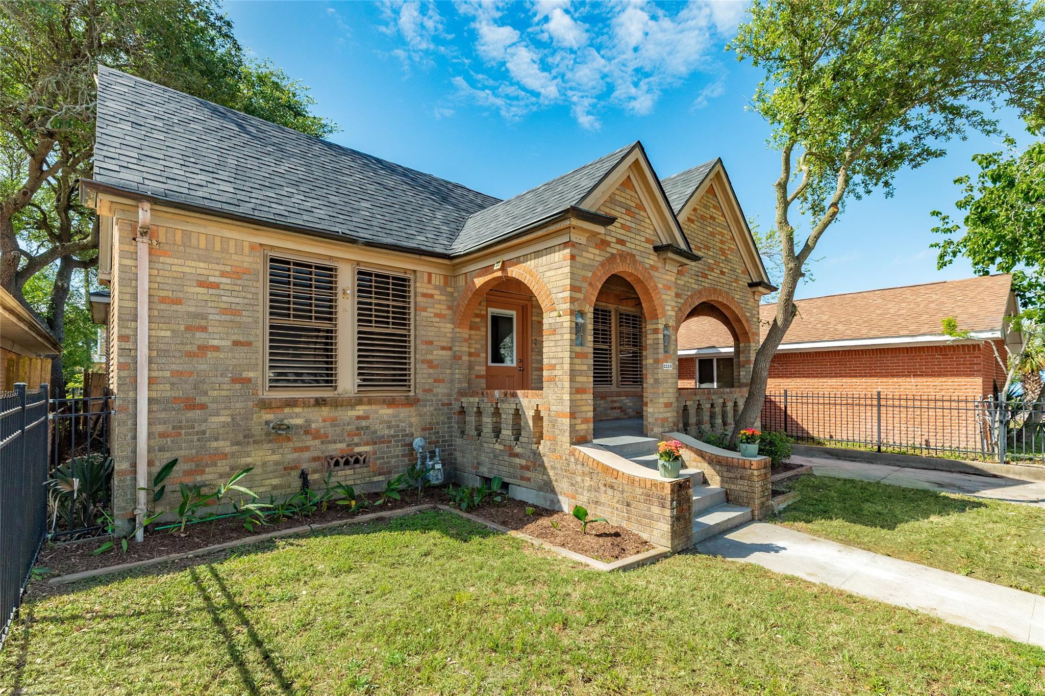 2215 Avenue O 1/2, Galveston, TX 77550 photo