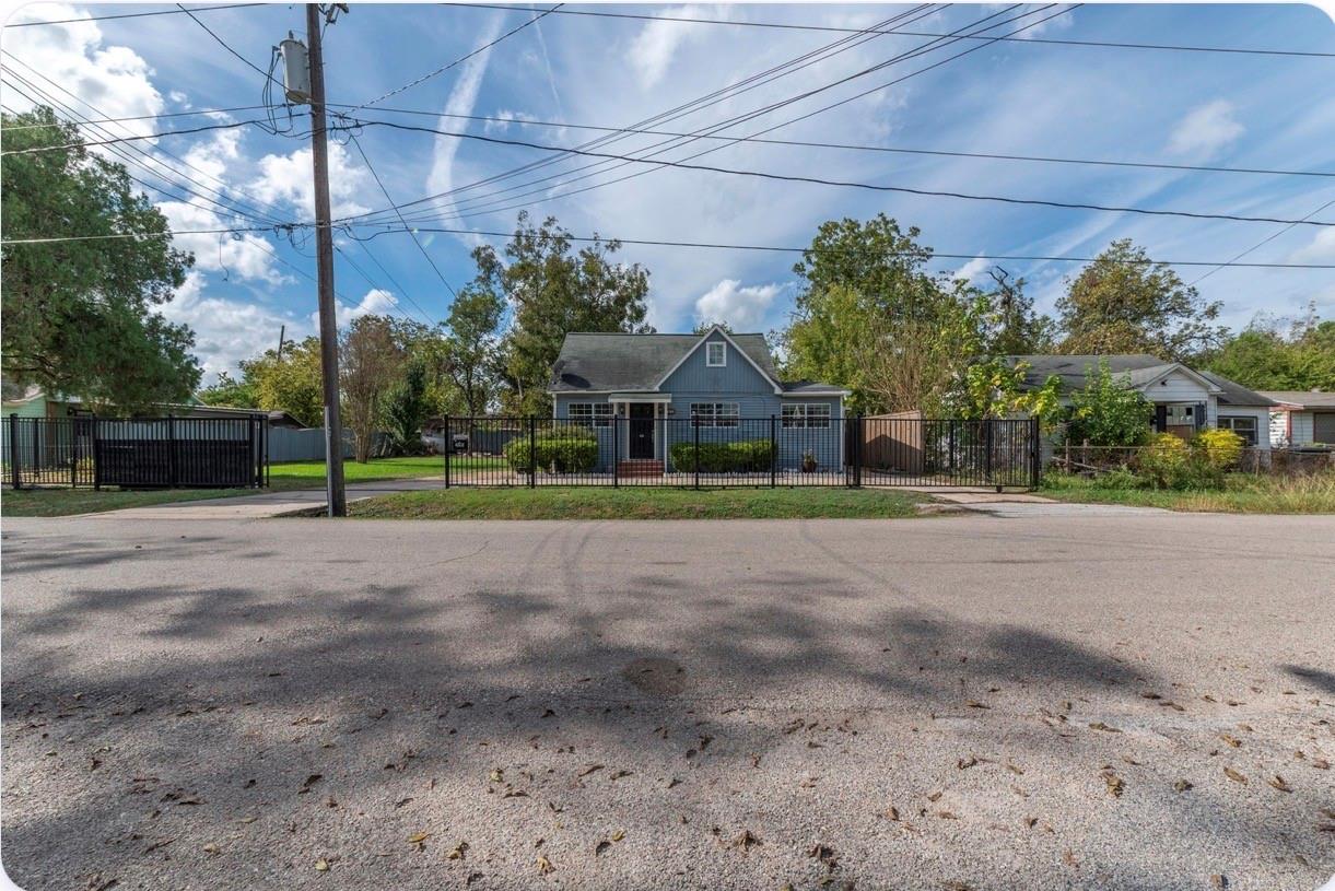 4303 Castor St, Houston, TX 77022