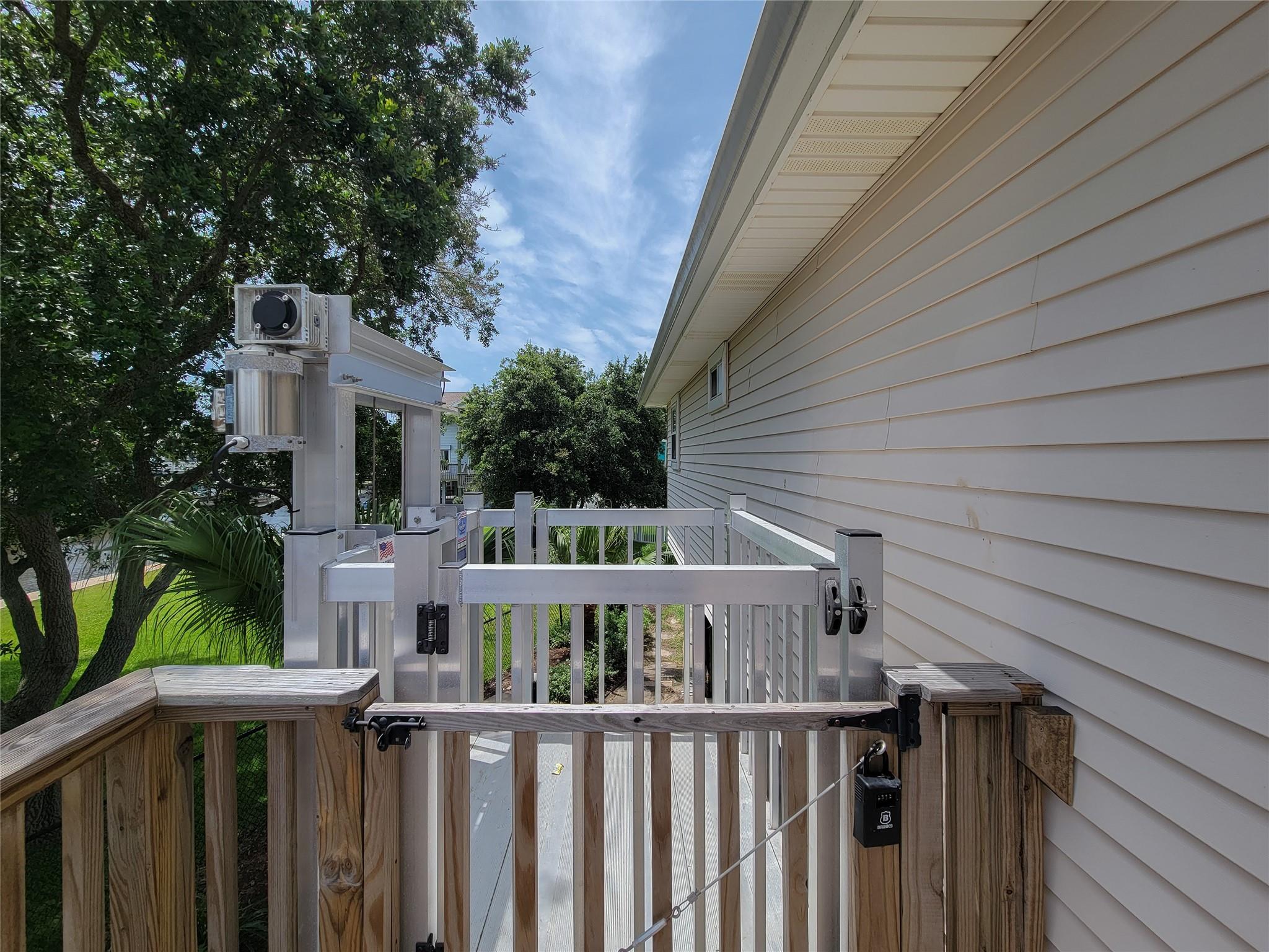16704 Curlew Rd, Jamaica Beach, TX 77554 photo
