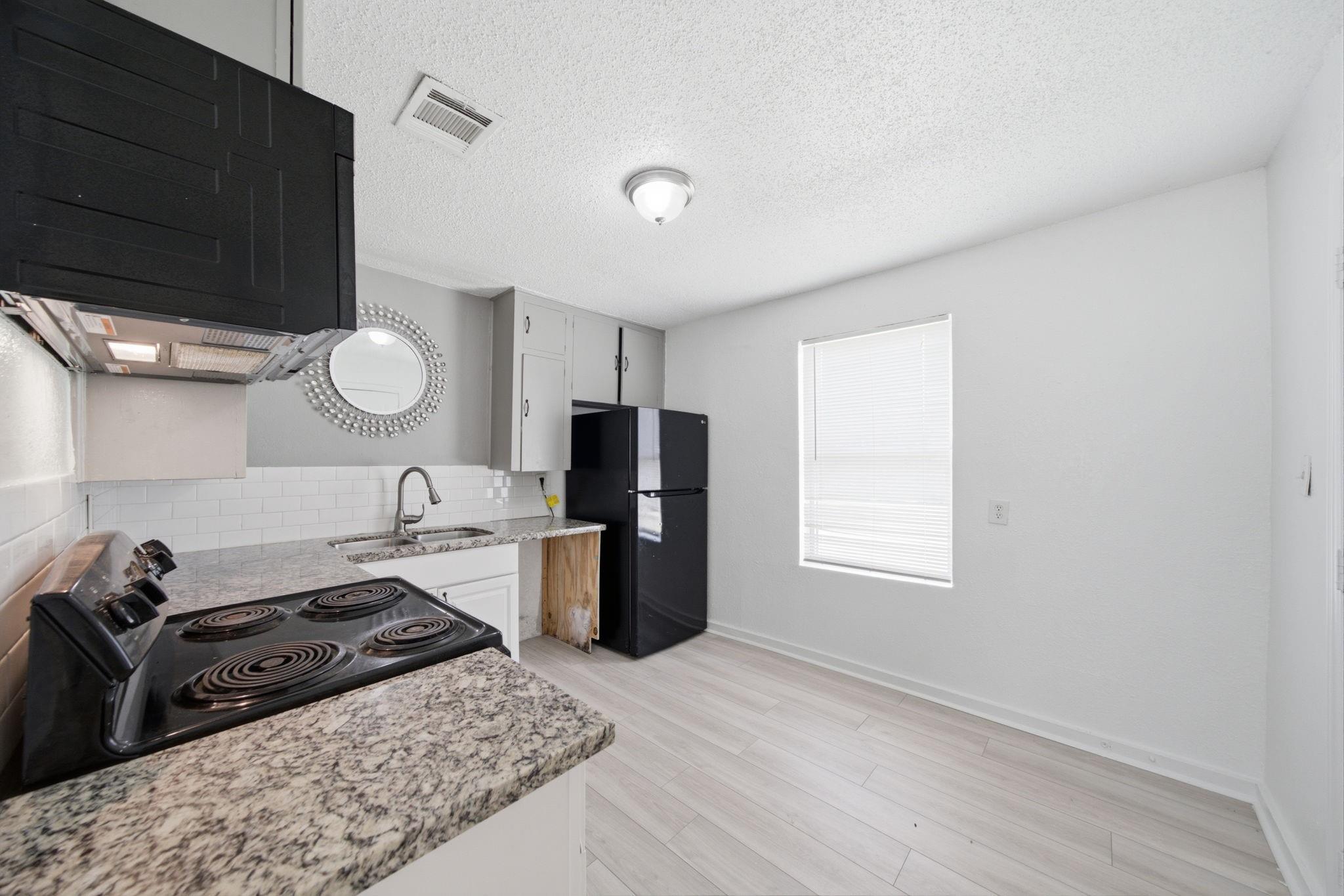 5330 Pershing St, Houston, TX 77033 photo