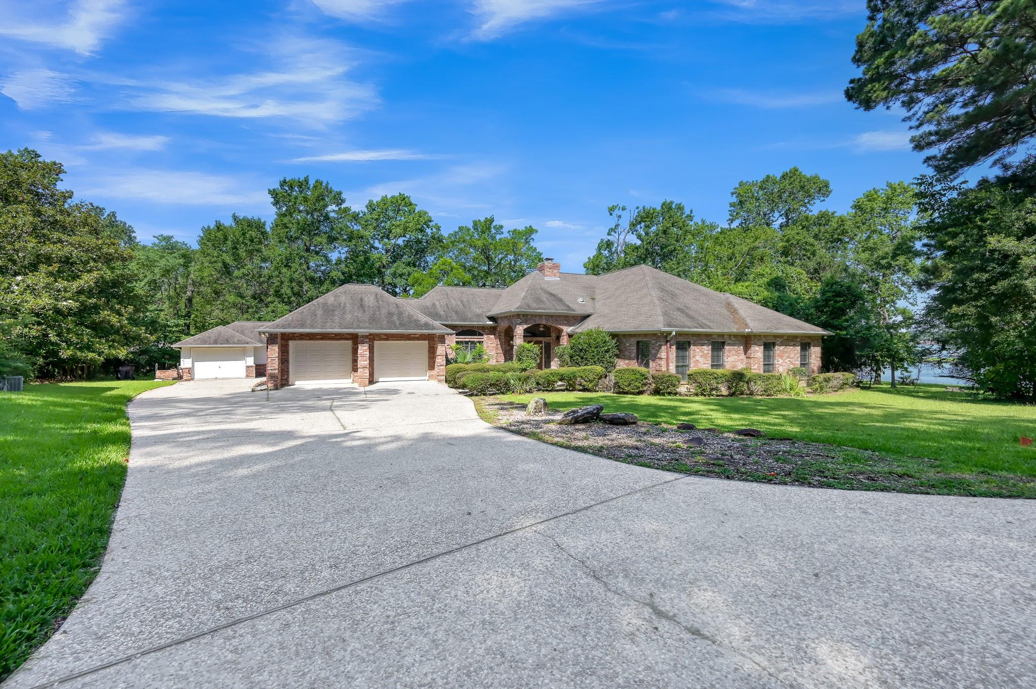13777 Parkway Manor Dr, Willis, TX 77318