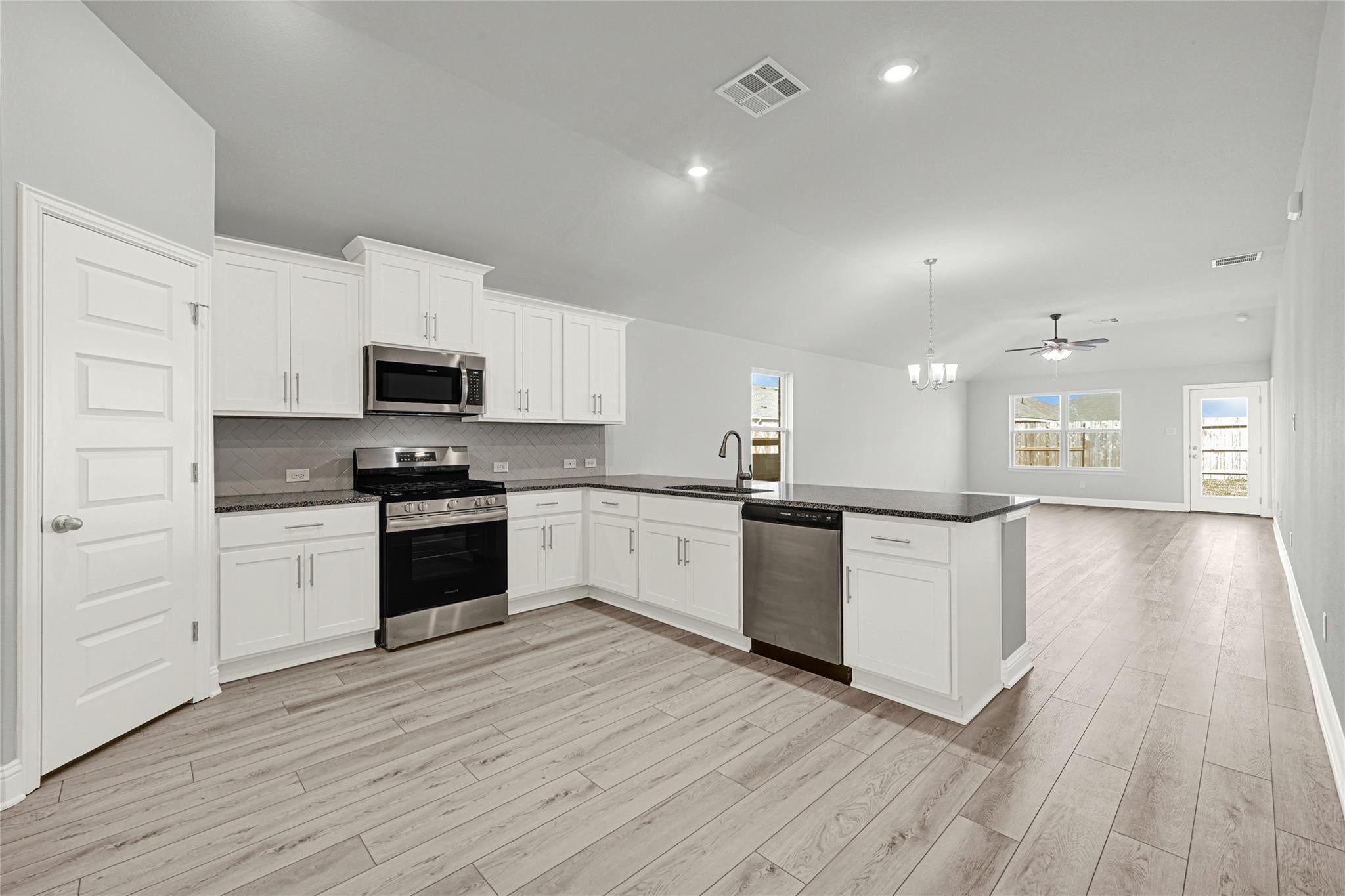 2238 W Post Oak Cir, Dayton, TX 77525 photo