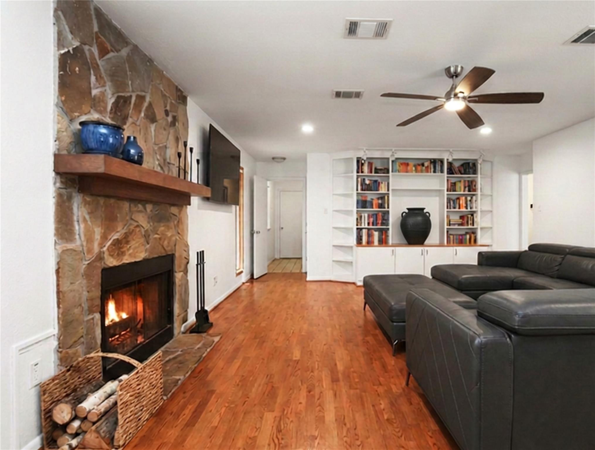 42 Skyflower Dr, The Woodlands, TX 77381 photo