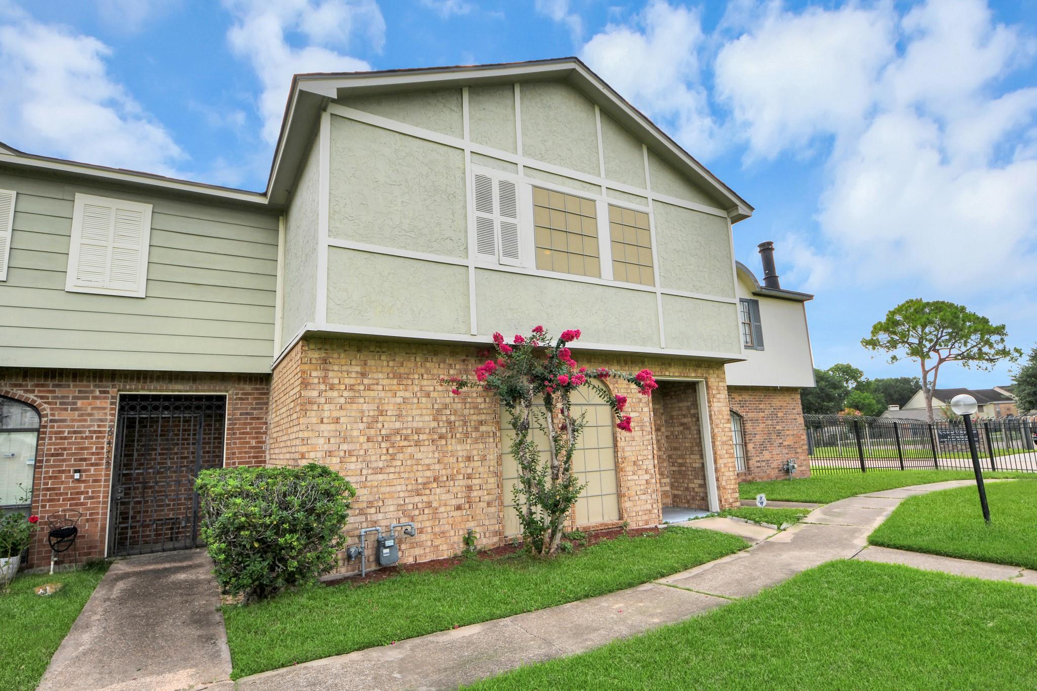 6470 Creekbend Dr, Houston, TX 77096 photo