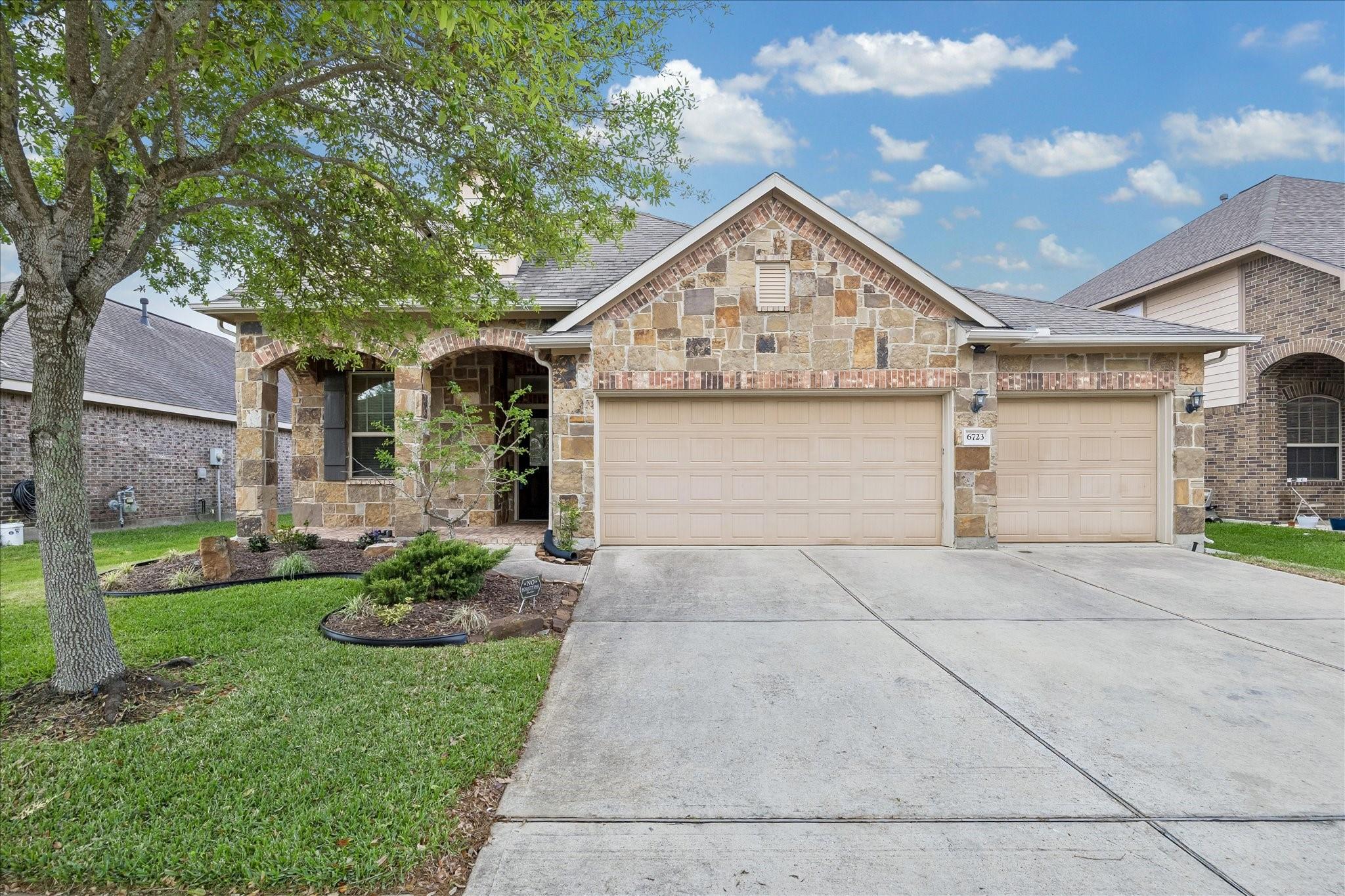 6723 Hunters Way Ln, Baytown, TX 77521
