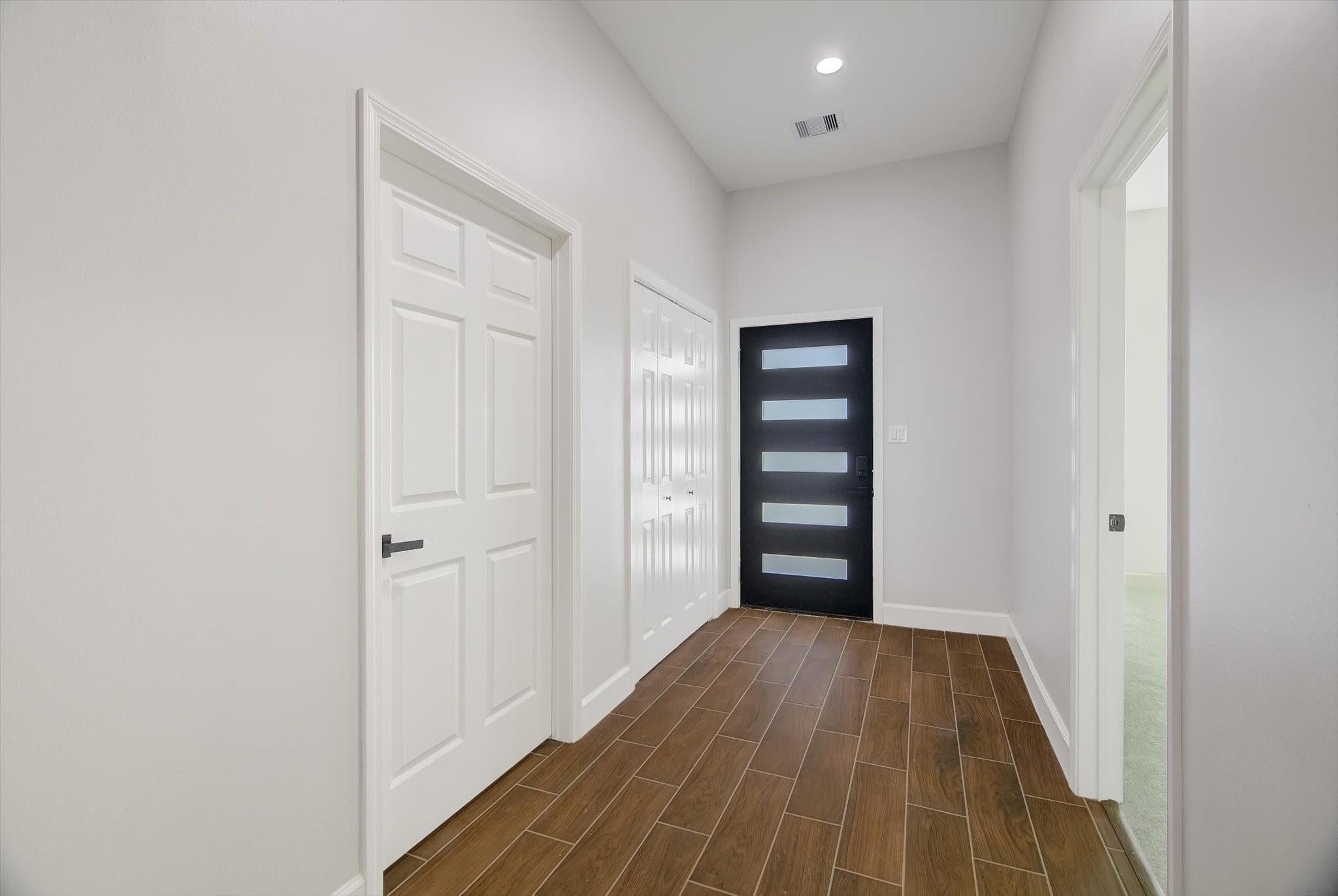 8233 Sterlingshire St, Houston, TX 77078 photo