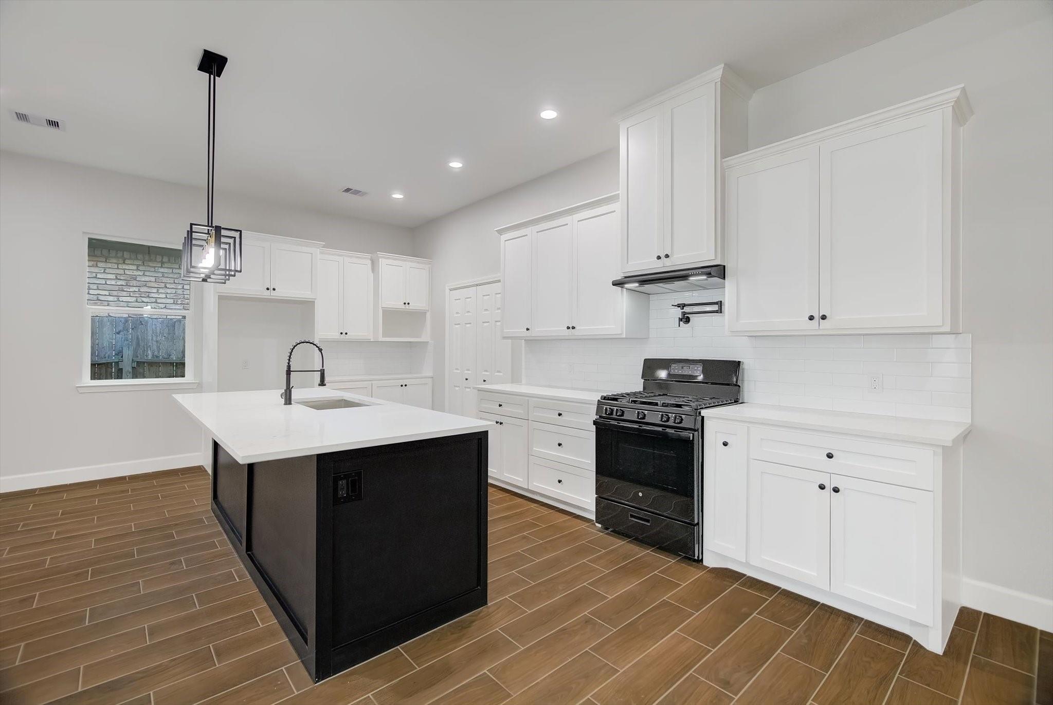 8233 Sterlingshire St, Houston, TX 77078 photo