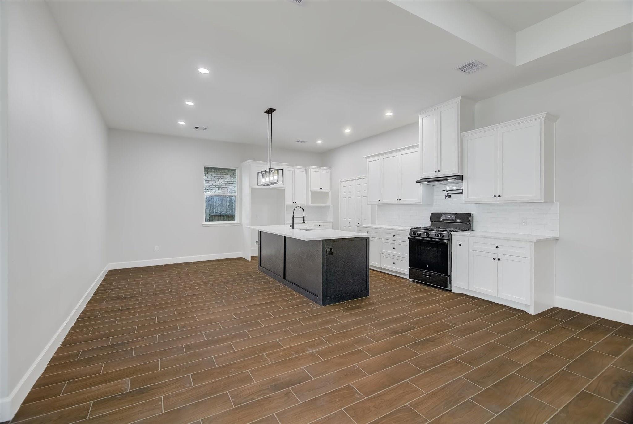 8233 Sterlingshire St, Houston, TX 77078 photo