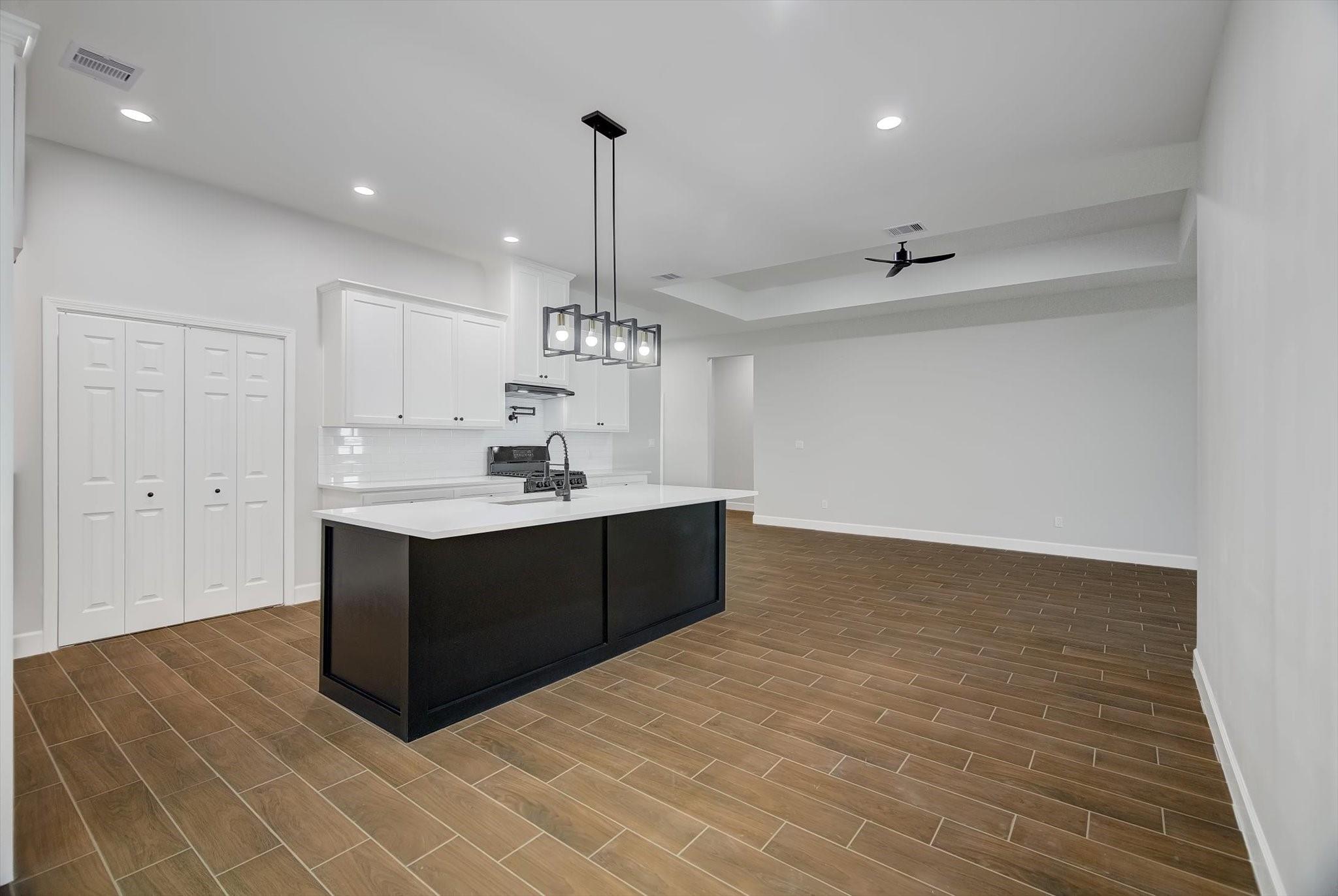 8233 Sterlingshire St, Houston, TX 77078 photo