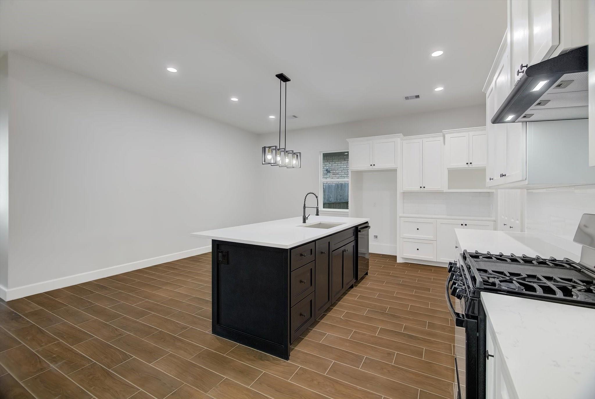 8233 Sterlingshire St, Houston, TX 77078 photo
