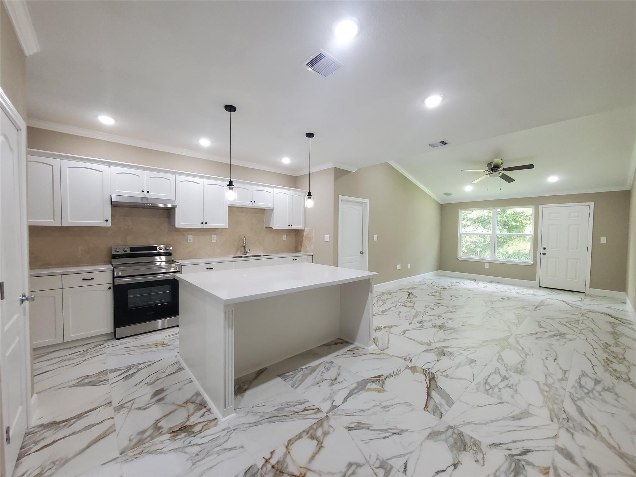 1306 N 9 St, Conroe, TX 77301 photo