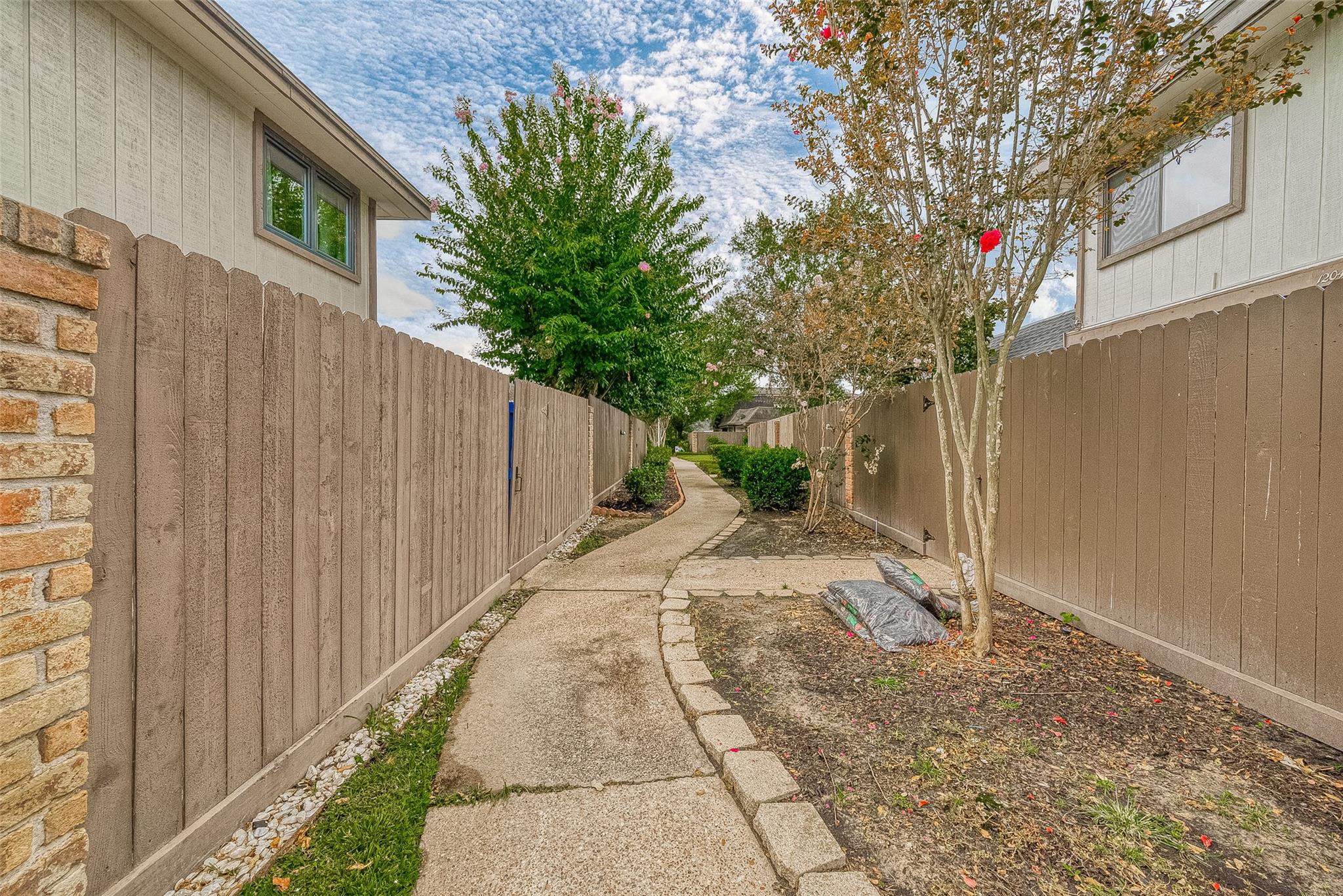 12042 Mighty Oak Dr #B, Houston, TX 77066 photo