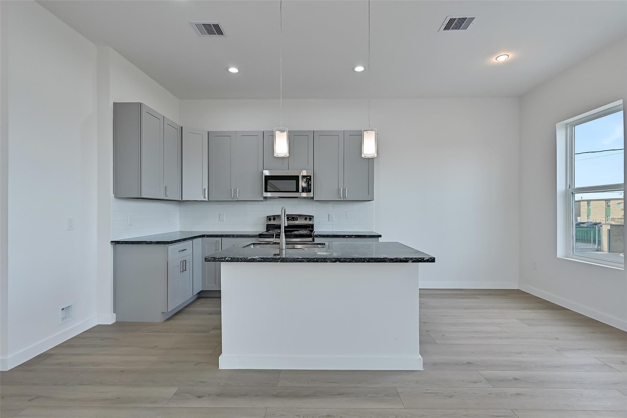 701 39 St, Galveston, TX 77550 photo