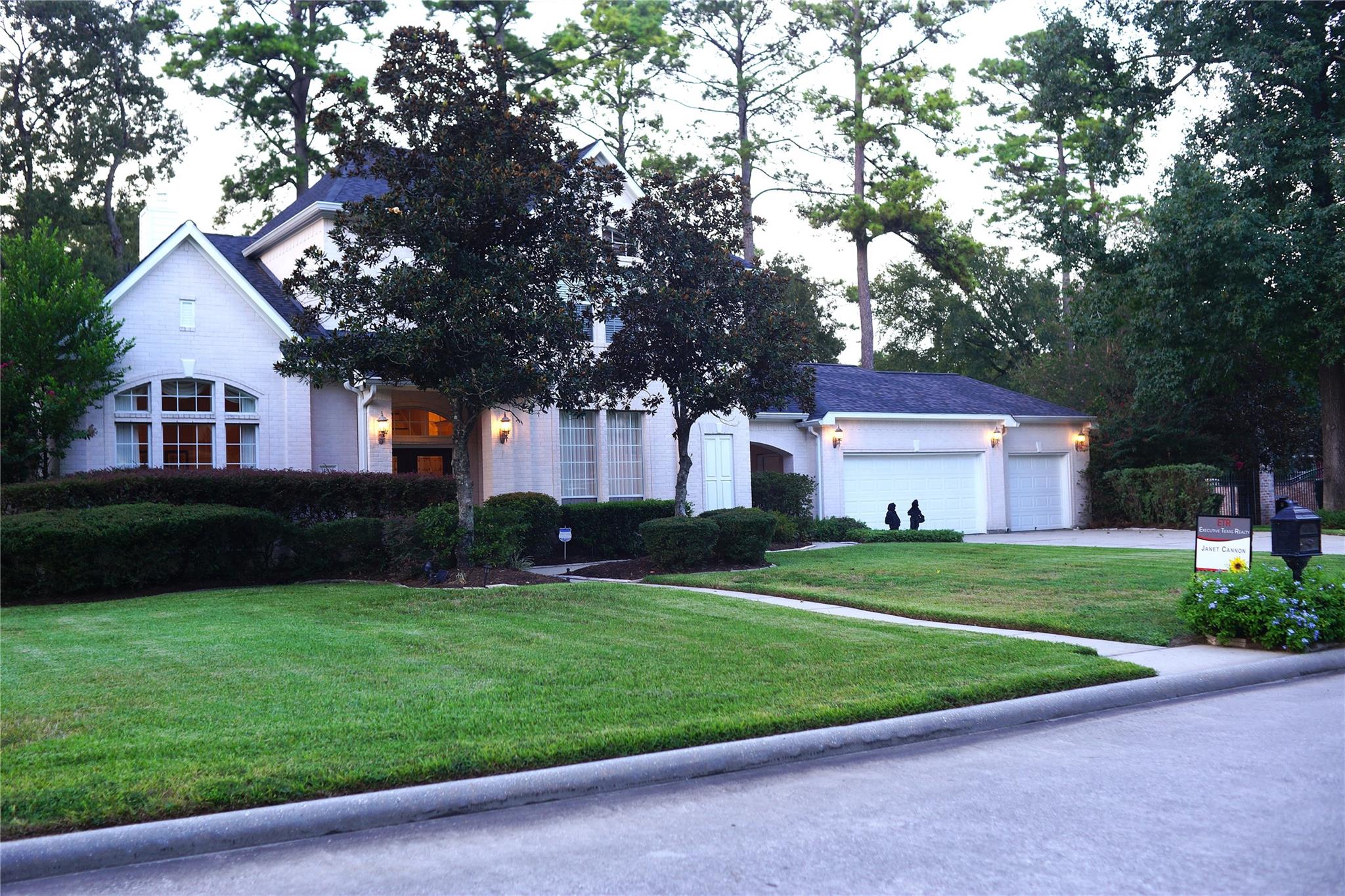 14206 Spring Pines Dr, Tomball, TX 77375