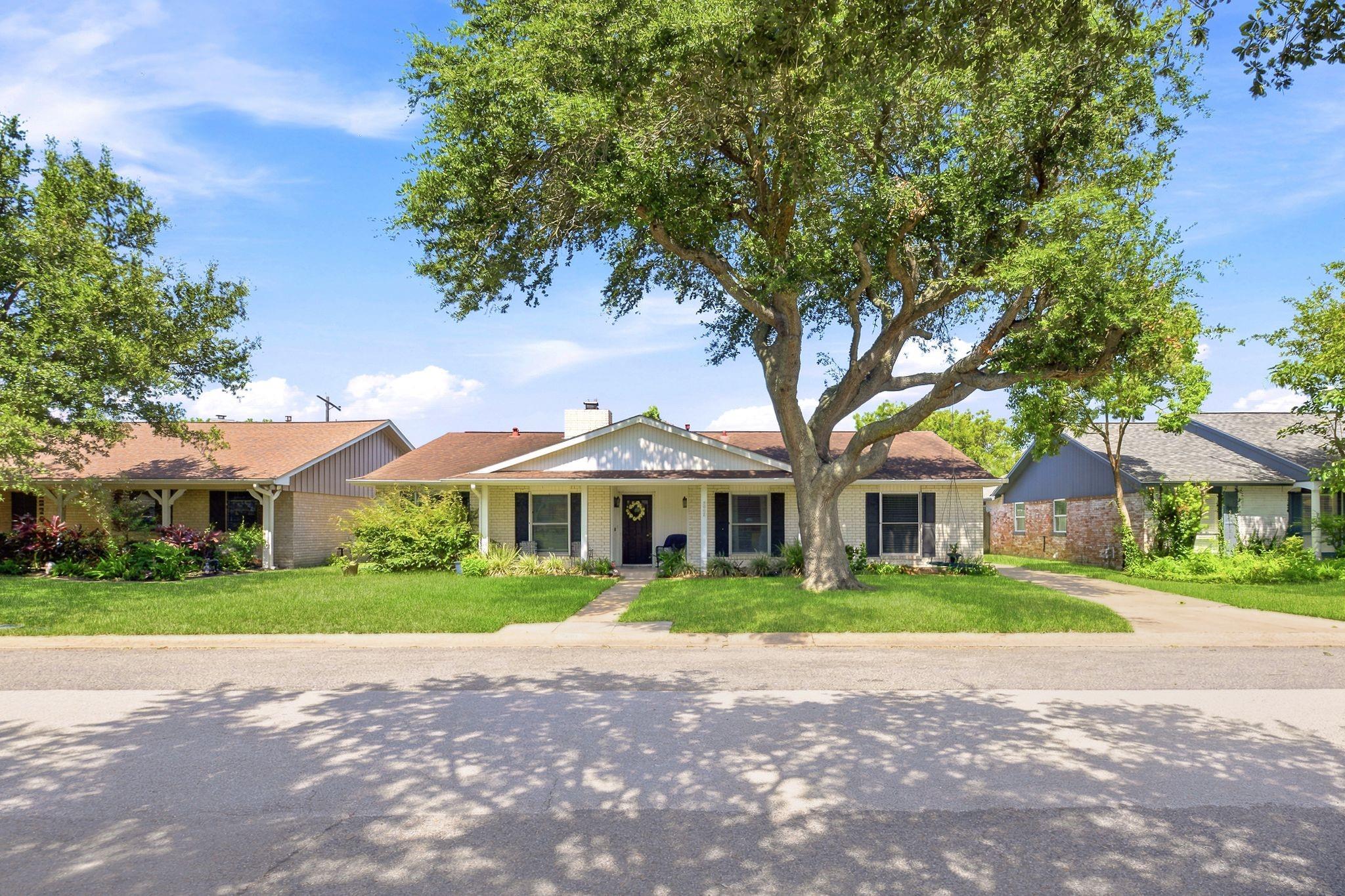 3002 Beluche Dr, Galveston, TX 77551